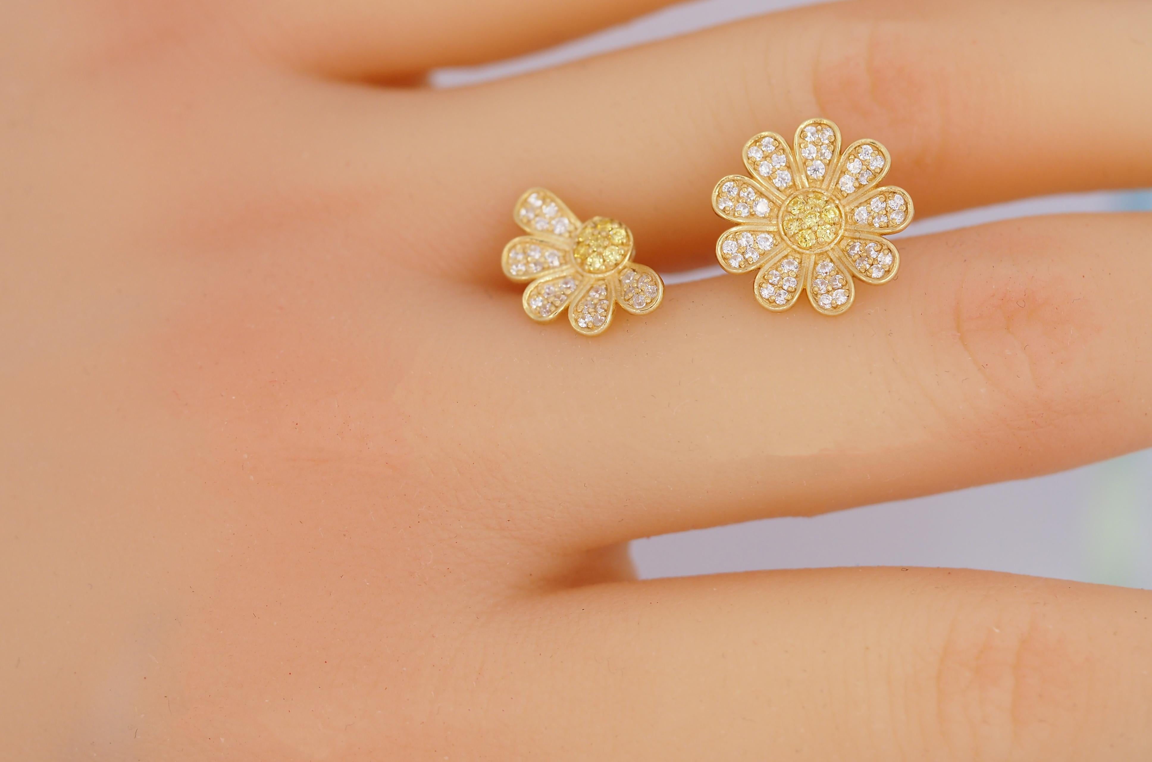 Round Cut Daisy flower 14k gold earrings studs. For Sale