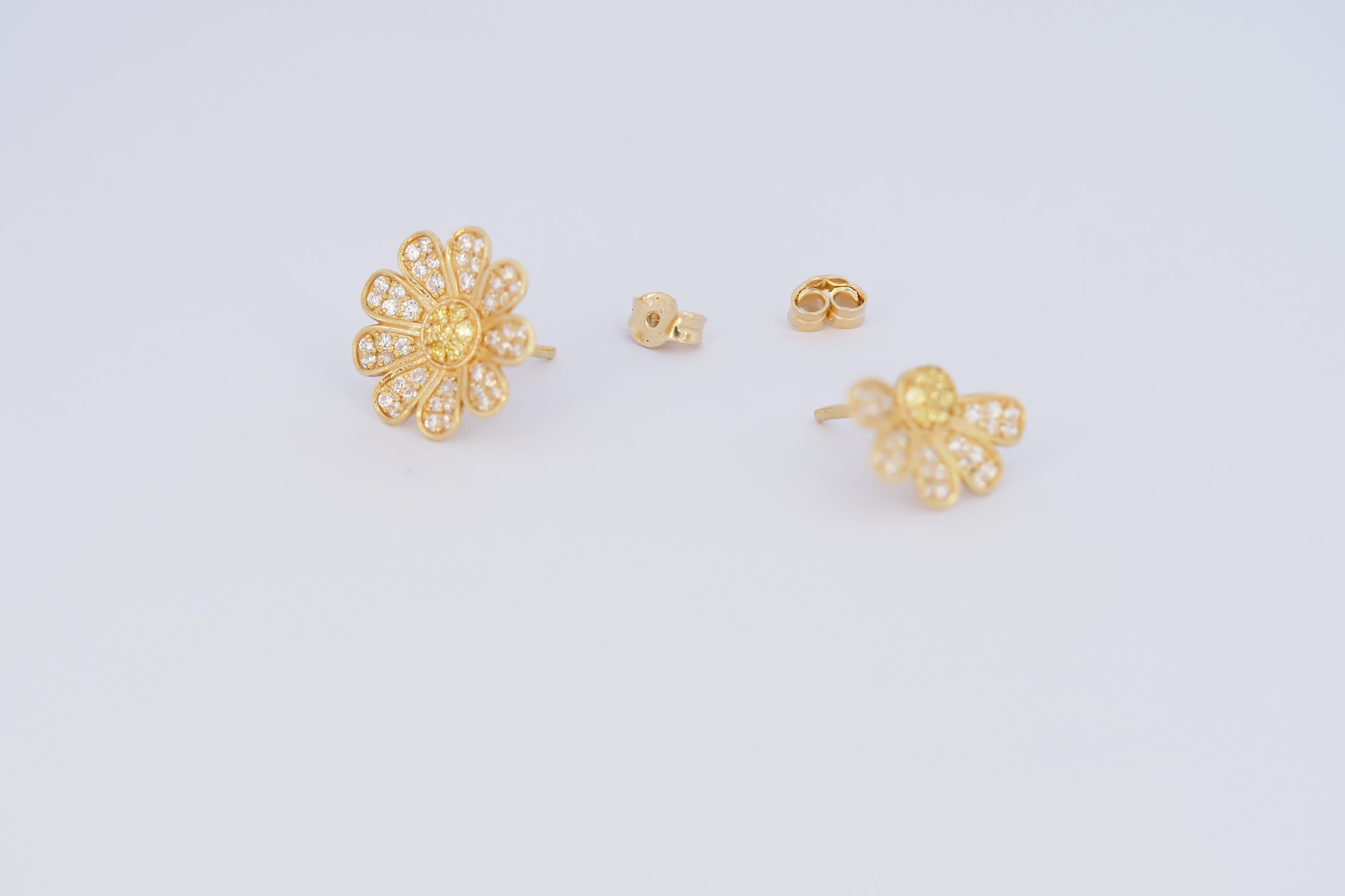 Orecchini con borchie in oro 14k a forma di fiore di margherita. in vendita 1