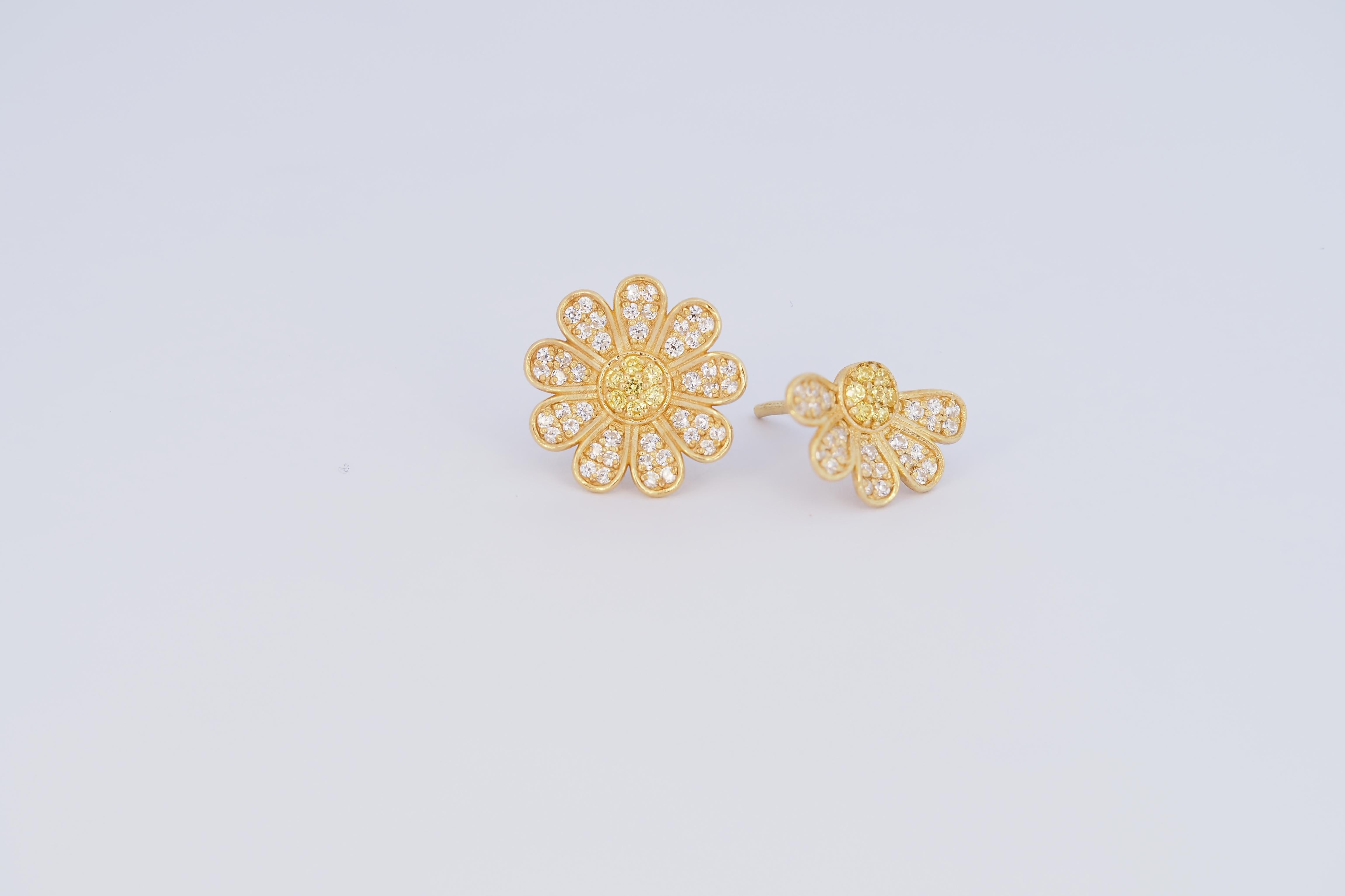 Daisy flower 14k gold earrings studs.  For Sale 2