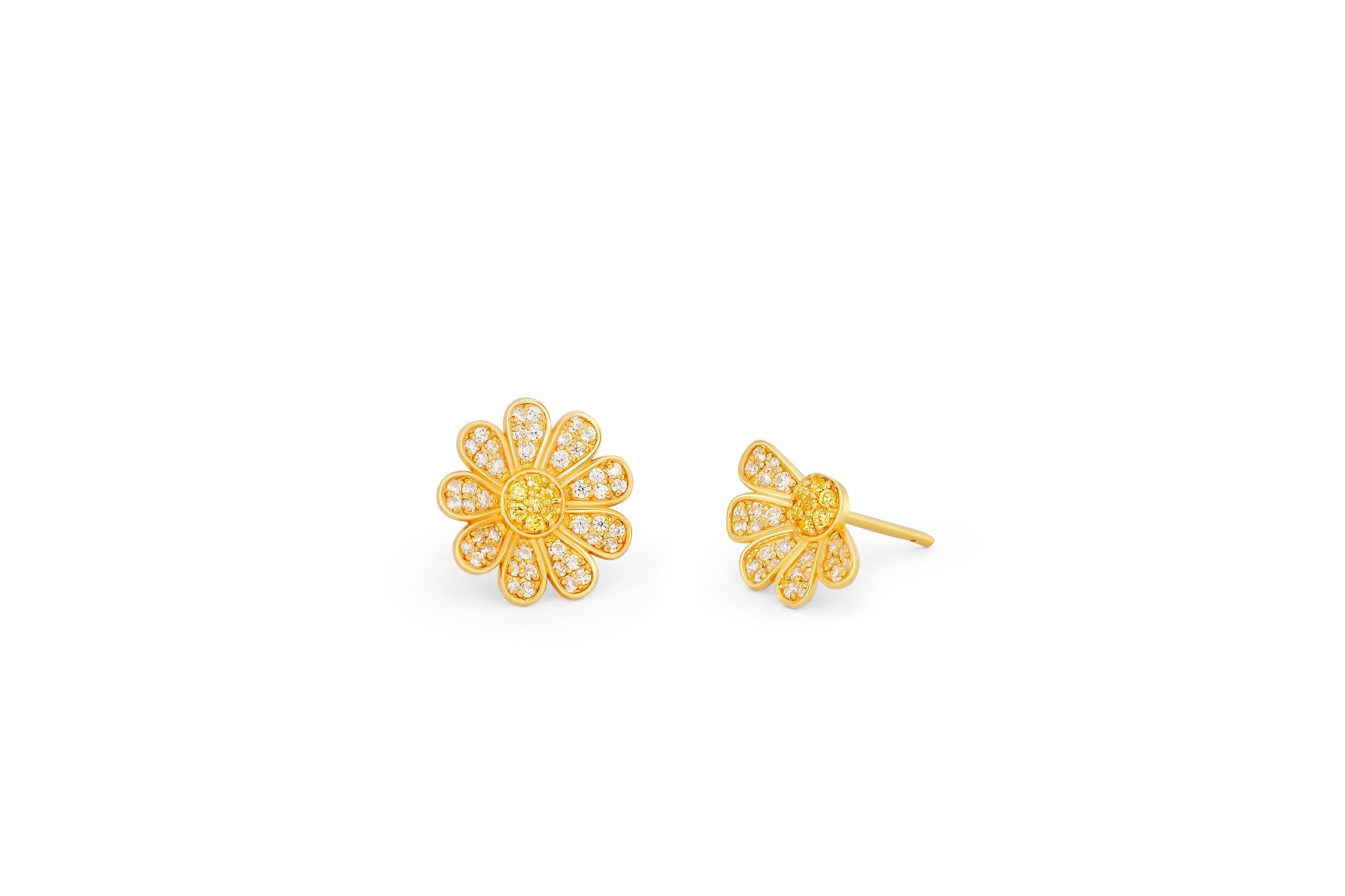 Daisy flower 14k gold earrings studs.  For Sale 3