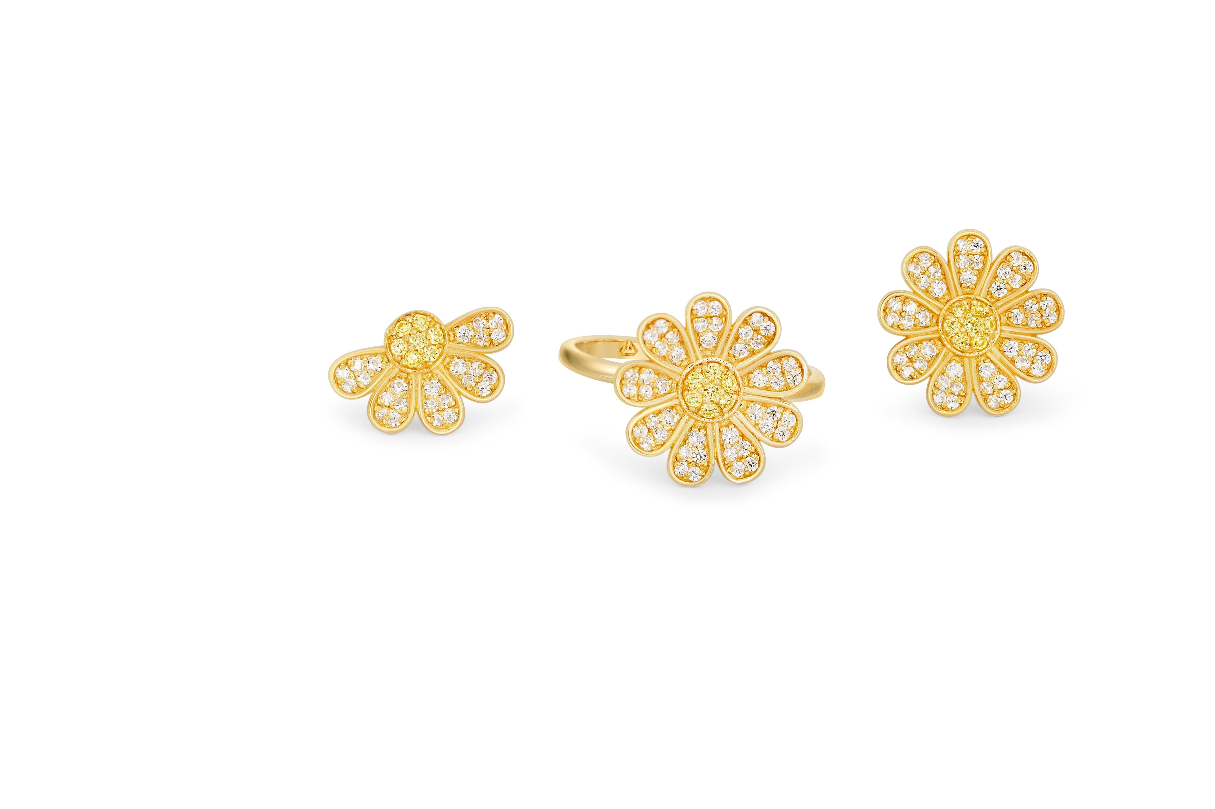 Daisy flower 14k gold ring and earrings set. Love Me, Love Me Not 14k gold ring and earrings. Flora engagement ring with with moissanites and lab sapphires in 14k gold. Vintage style moissanite jewelry. Lucky gold jewelry set. 

Ring: 
Metal: 14k