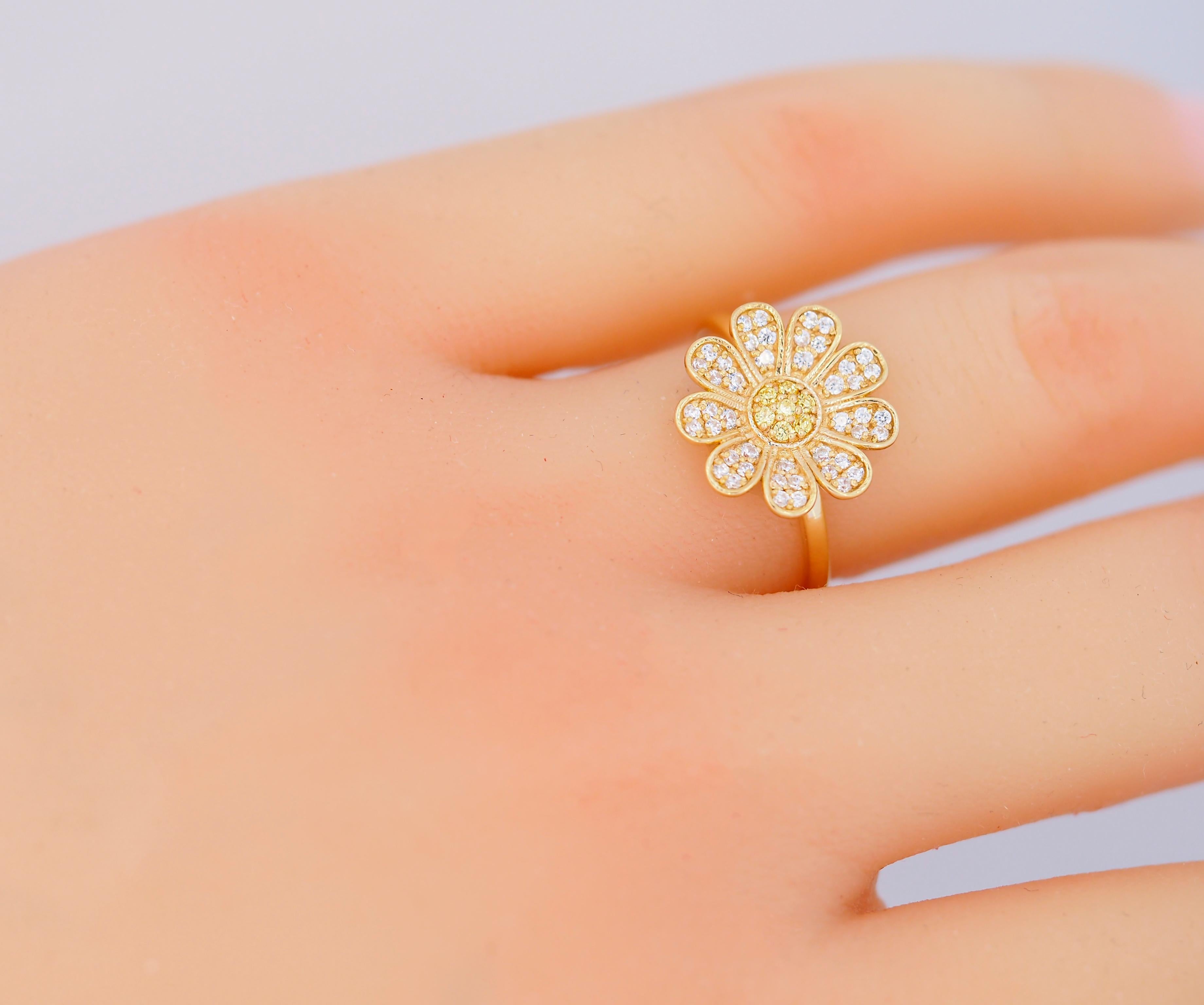 Round Cut Daisy flower 14k gold ring and earrings set  For Sale