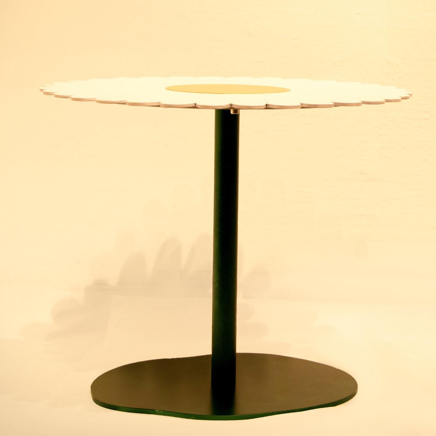 Un design glamour avec une touche industrielle, cette table basse à fleurs en fer est dotée d'une base à piédestal en finition verte et d'un plateau de son homonyme peint à la main en blanc et orange. Parfaite pour rehausser tout intérieur grâce à