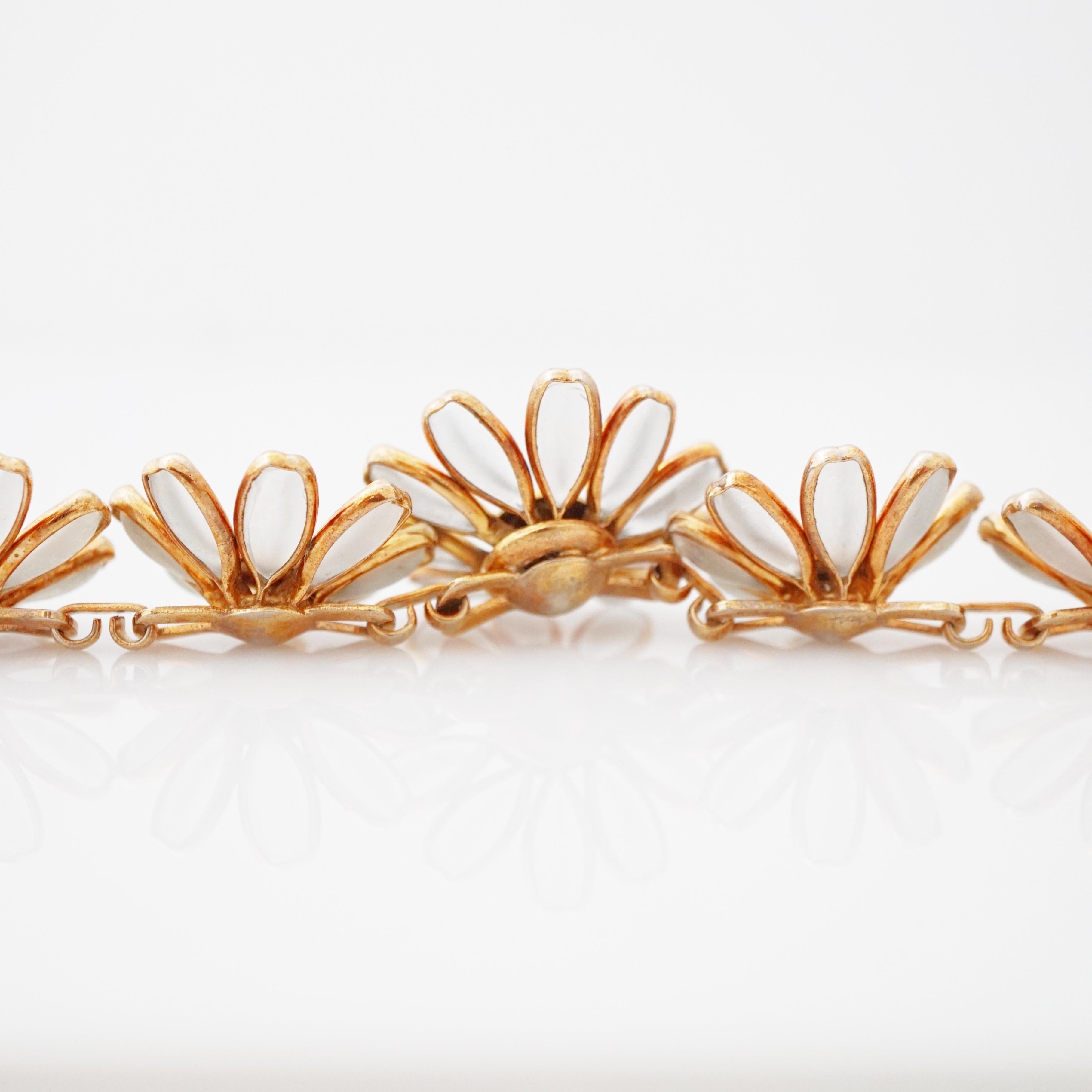 Modern Daisy Flower Link Poured Frosted Glass Bracelet By Crown Trifari, 1950s