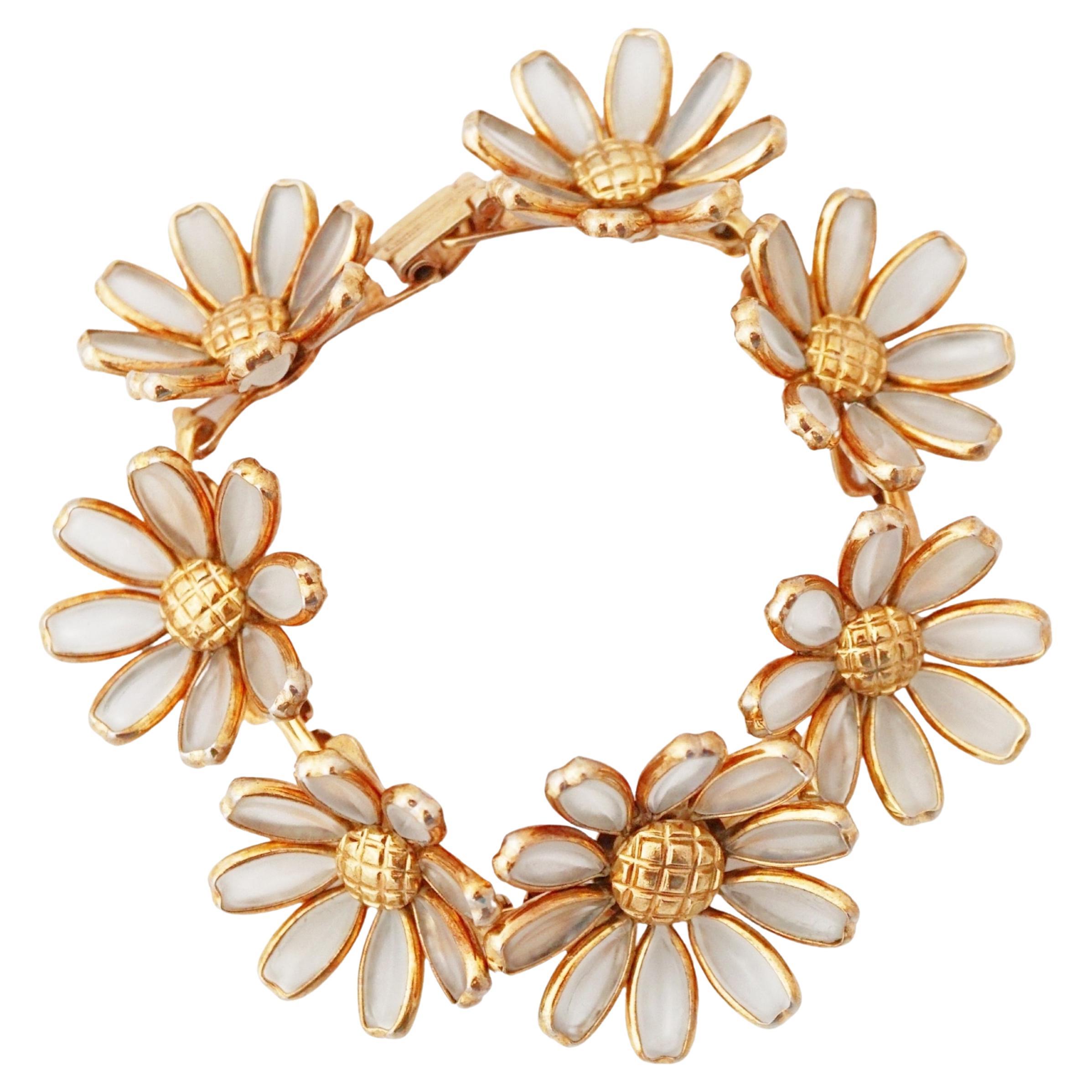 Daisy Flower Link Poured Frosted Glass Bracelet By Crown Trifari, 1950s