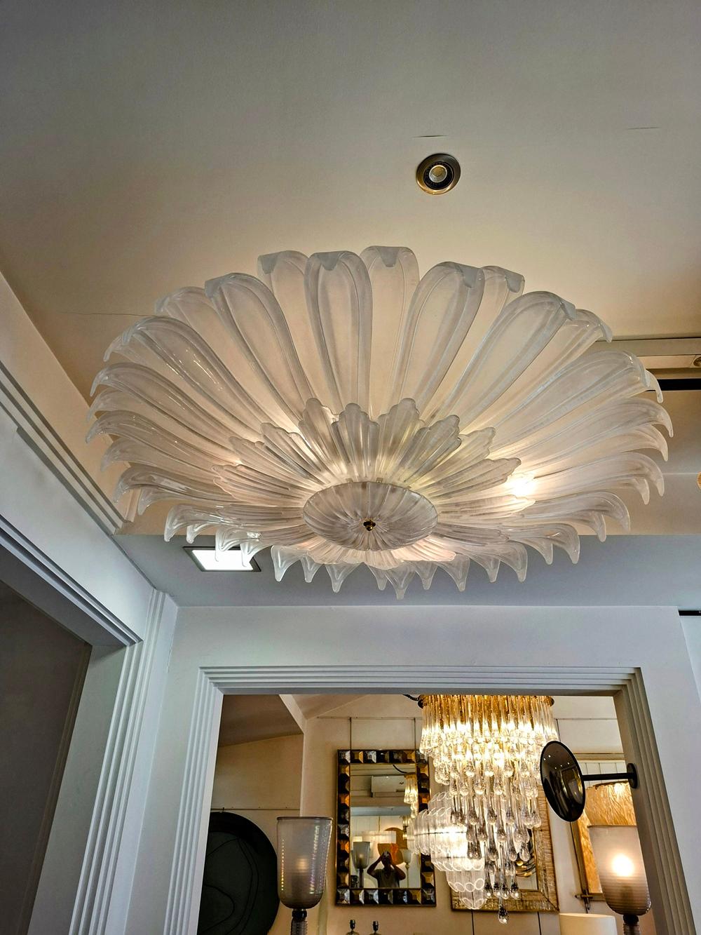 Plafoniera in vetro di murano a forma di margherita, cablata per l'Europa o gli Stati Uniti (lampadine E27).