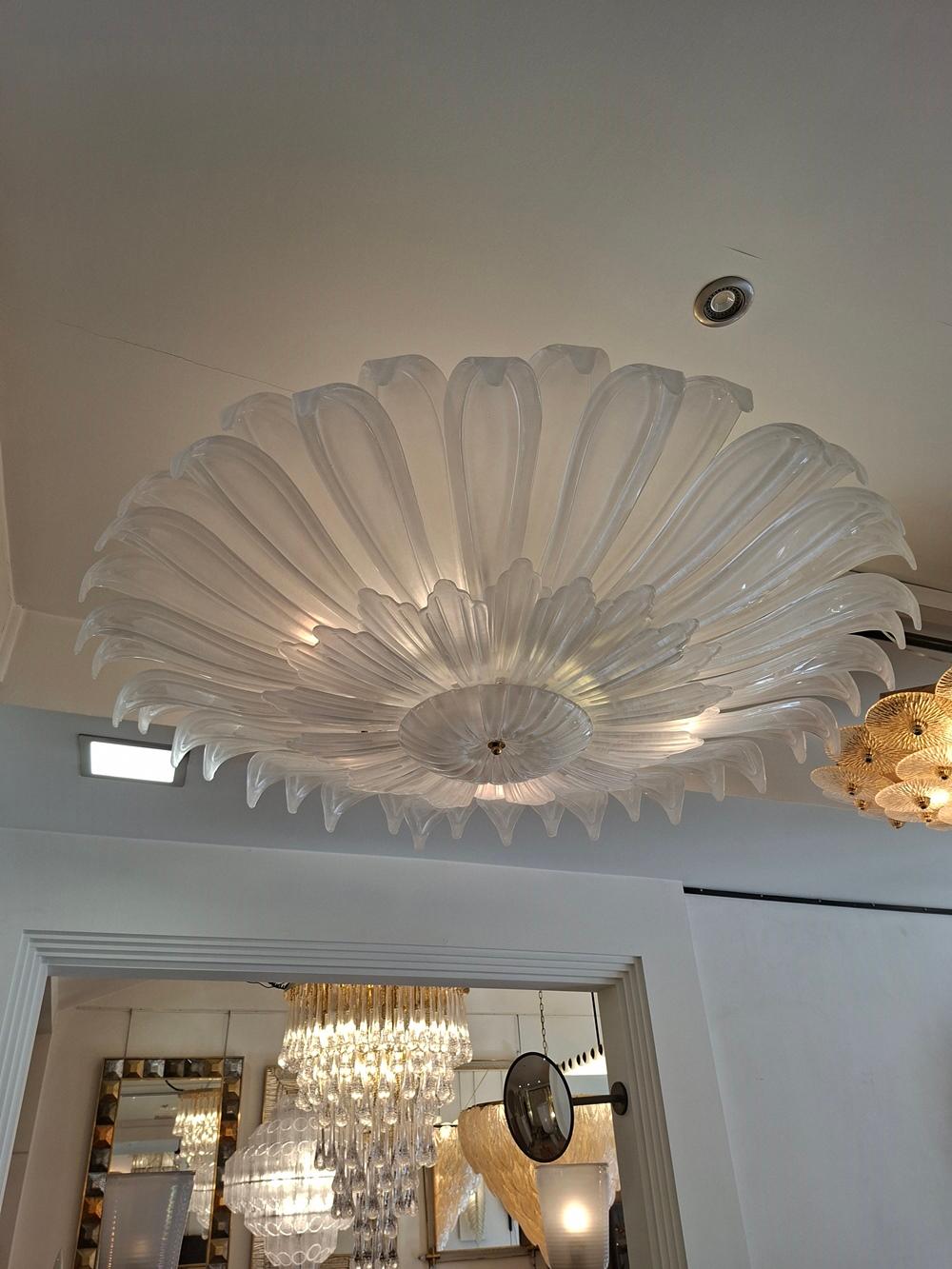Plafoniera in vetro di Murano a forma di fiore di margherita in vendita 2