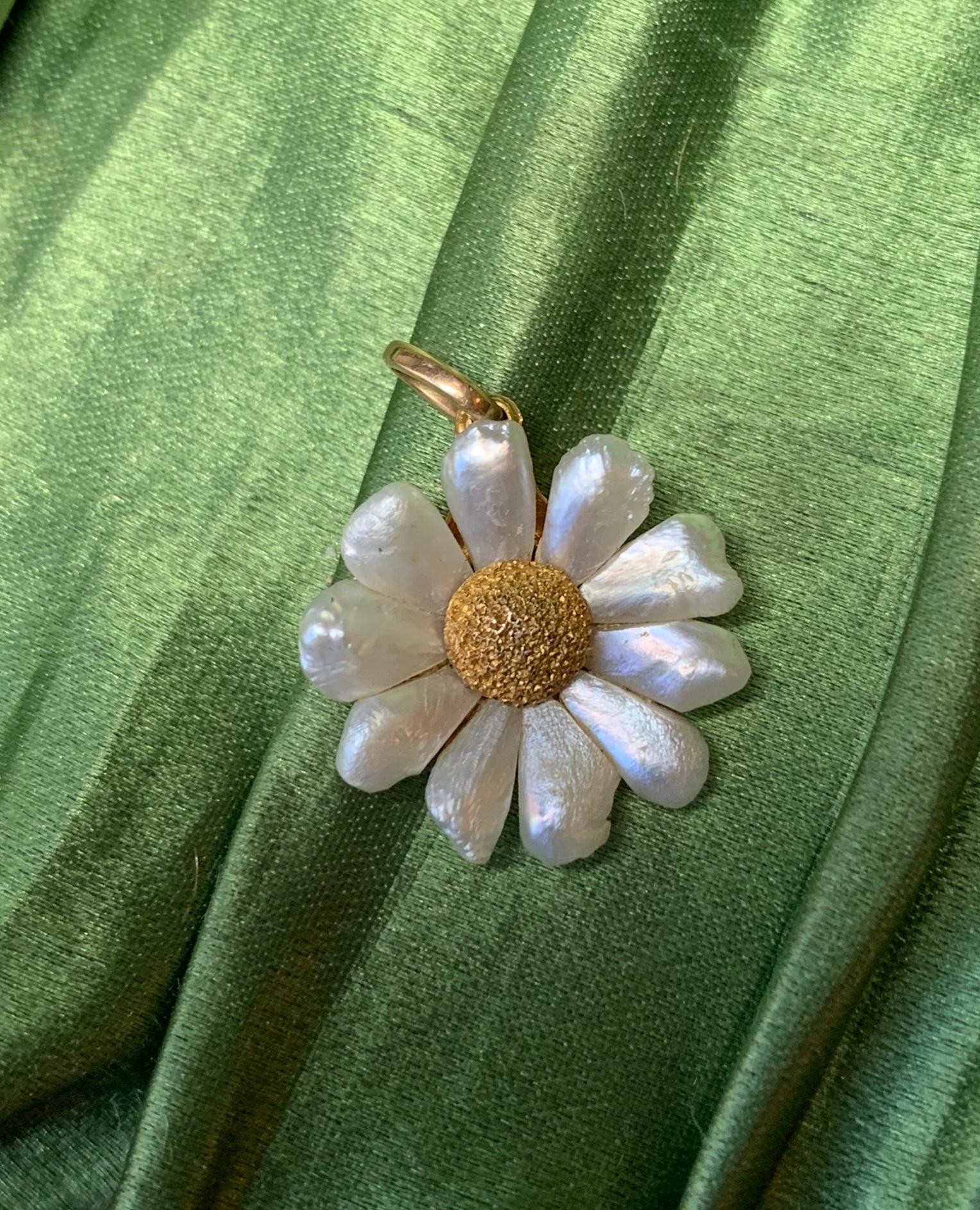Daisy Flower Pendant Lavaliere Charm Pearl 14 Karat Gold Estate In Good Condition In New York, NY