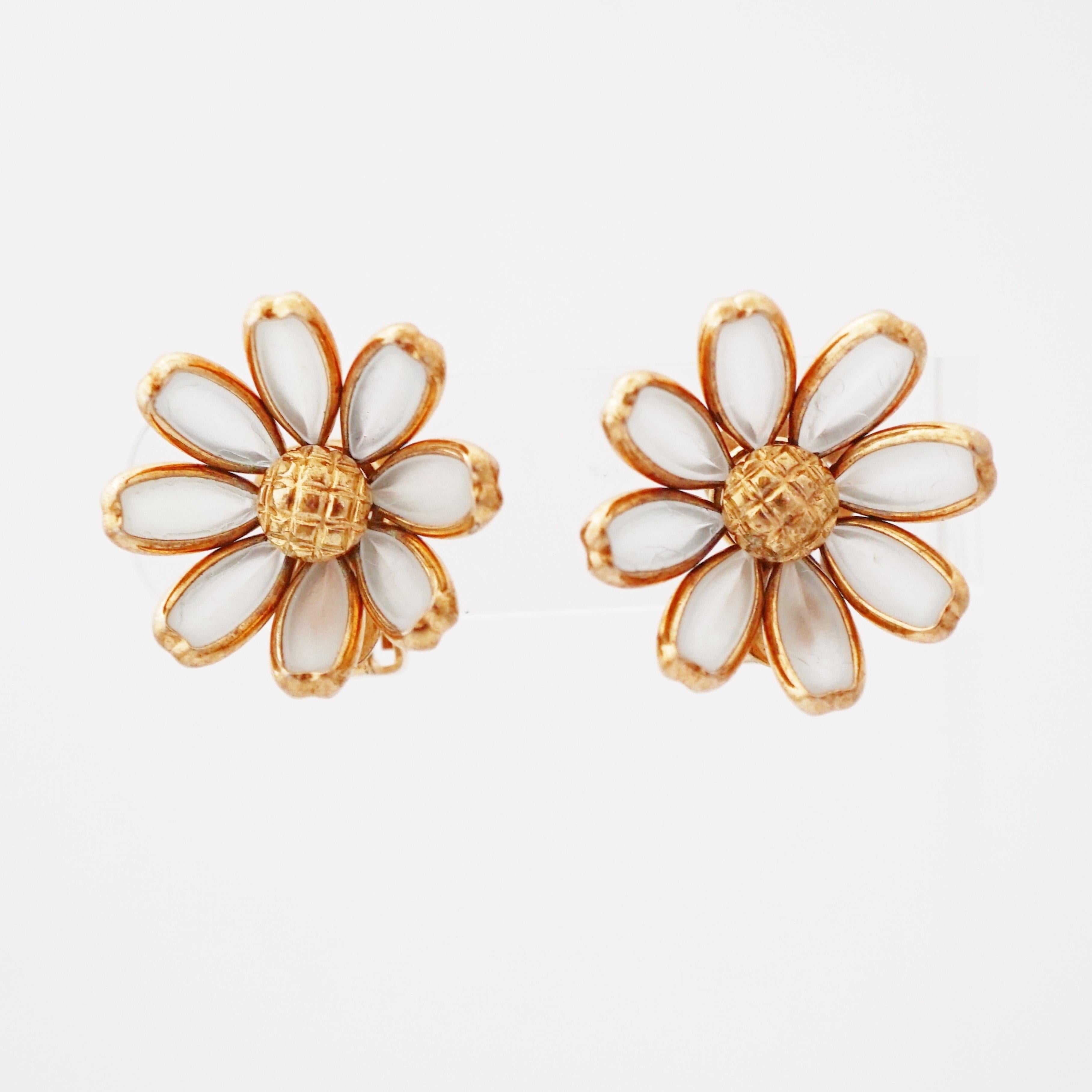 Modern Daisy Flower Poured Frosted Glass Dimensional Earrings By Crown Trifari, 1950s For Sale