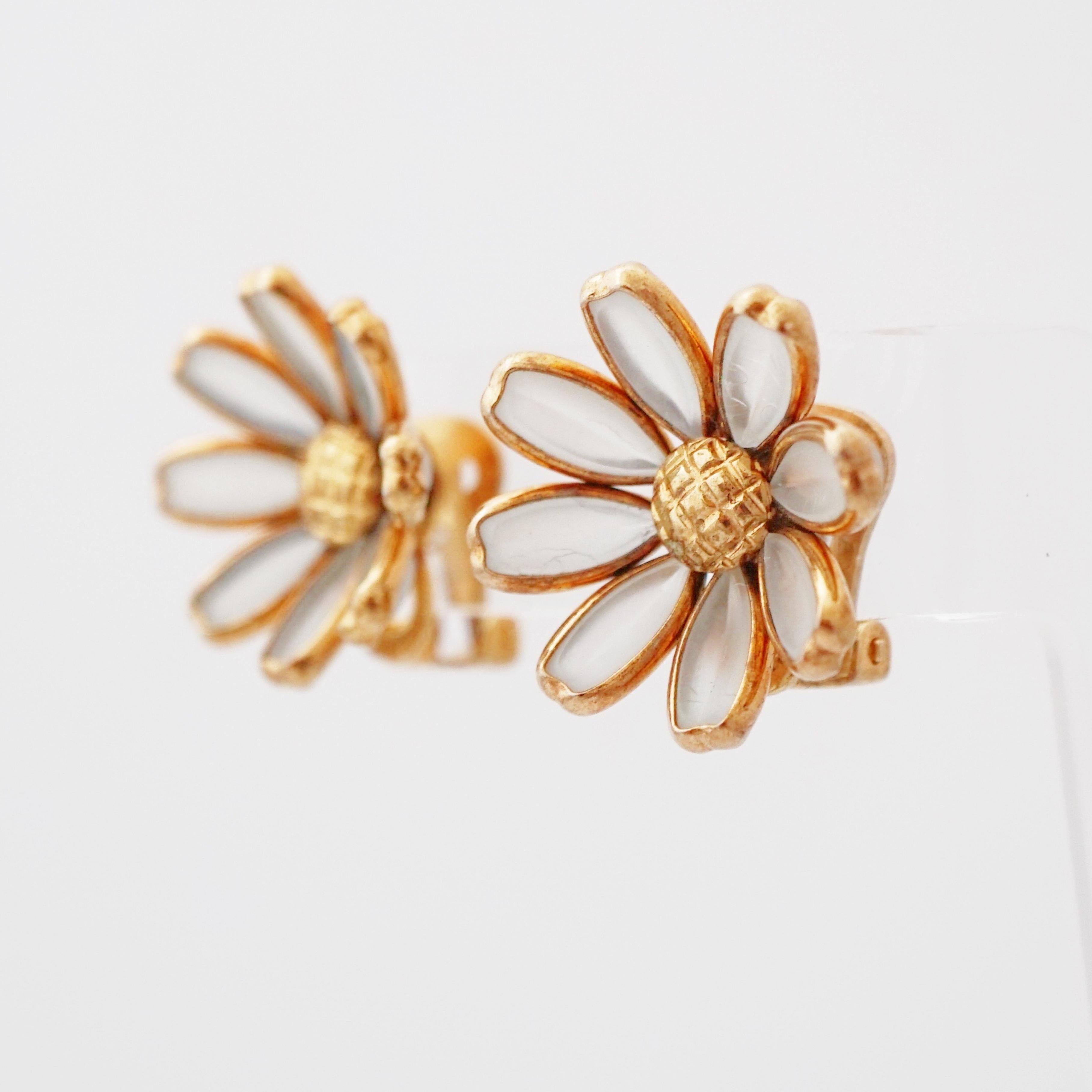 Daisy Flower Poured Frosted Glass Dimensional Earrings By Crown Trifari, 1950s In Good Condition For Sale In McKinney, TX
