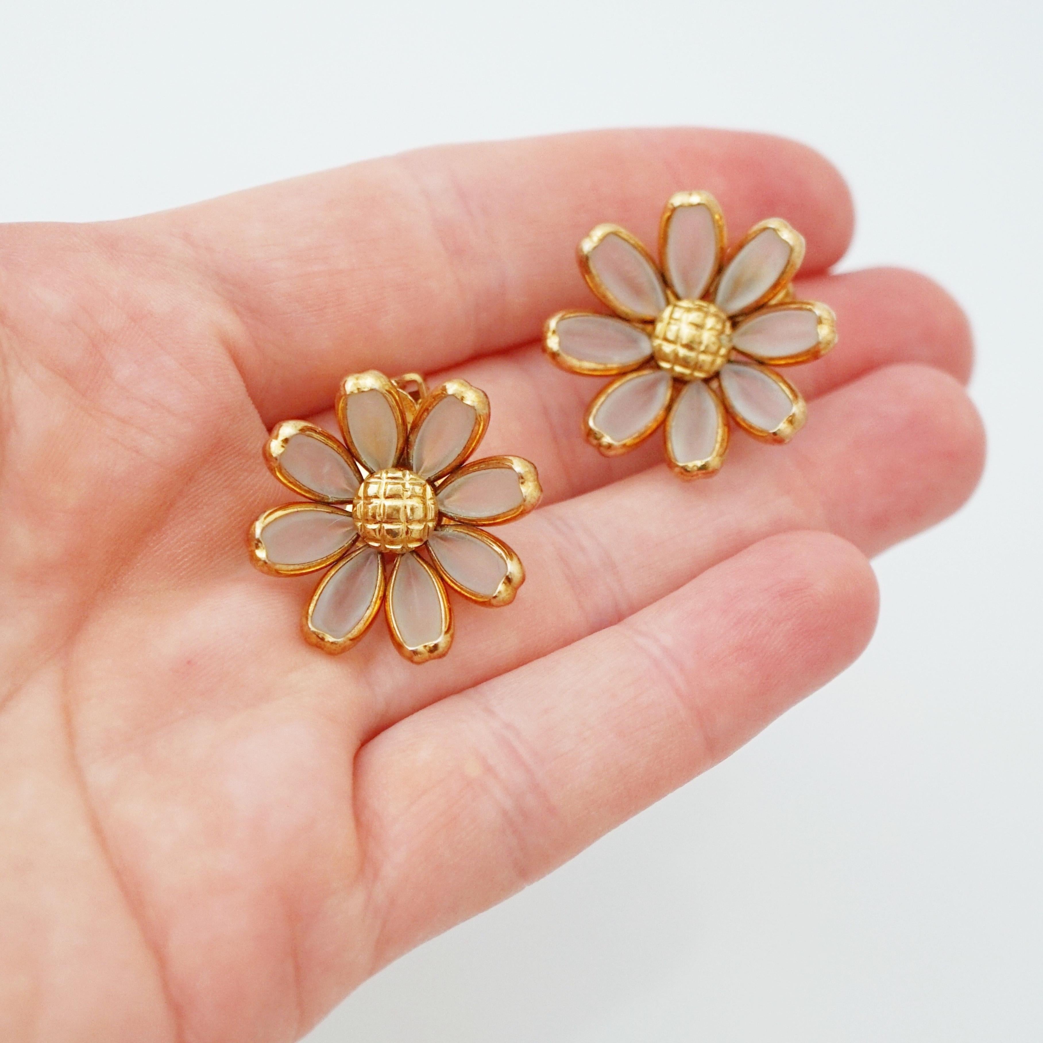 Daisy Flower Poured Frosted Glass Dimensional Earrings By Crown Trifari, 1950s For Sale 3
