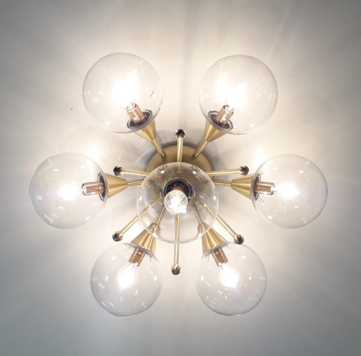 Montatura ad incasso italiana con globi in vetro di Murano montati su una struttura in ottone massiccio
Disegnato da Fabio Bergomi / Made in Italy
7 luci / tipo E12 o E14 / max 40W ciascuna
Diametro: 24 pollici / Altezza: 12 pollici
Solo su