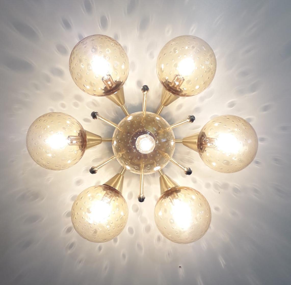 Empotrable italiano con globos de cristal de Murano montados en marco de latón macizo 
Diseñado por Fabio Bergomi / Fabricado en Italia 
7 luces / tipo E12 o E14 / máx. 40W cada una 
Diámetro: 24 pulgadas / Altura: 12 pulgadas 
Sólo pedido / Este