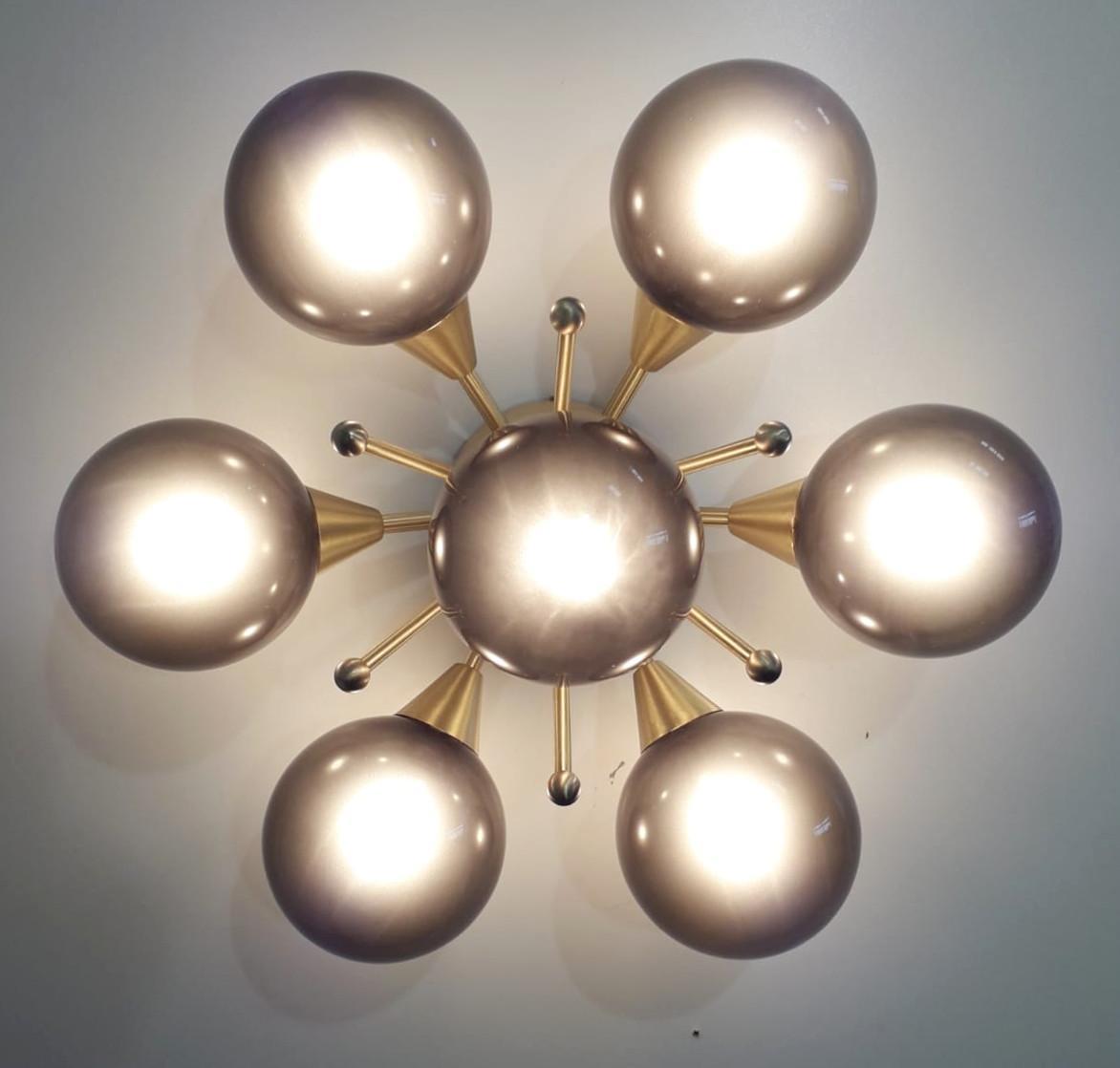 Empotrable italiano con globos de cristal de Murano montados en marco de latón macizo 
Diseñado por Fabio Bergomi / Fabricado en Italia 
7 luces / tipo E12 o E14 / máx. 40W cada una 
Diámetro: 24 pulgadas / Altura: 12 pulgadas 
Sólo pedido / Este