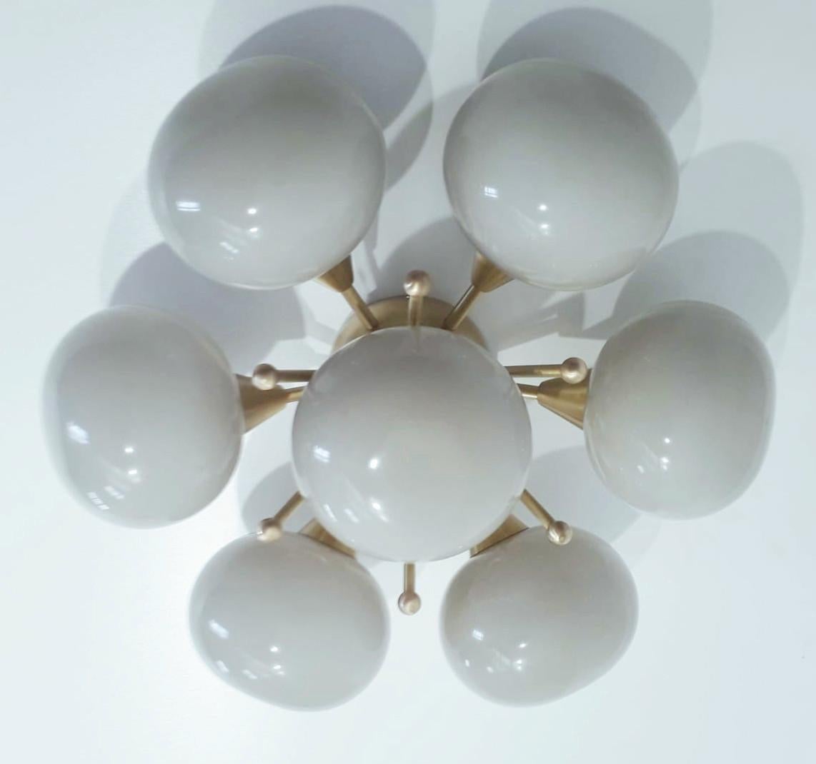 Empotrable italiano con pantallas de guijarros grises de cristal de Murano montadas en un marco de latón macizo 
Diseñado por Fabio Bergomi / Fabricado en Italia 
7 luces / tipo E12 o E14 / máx. 40W cada una 
Diámetro: 24 pulgadas / Altura: 12
