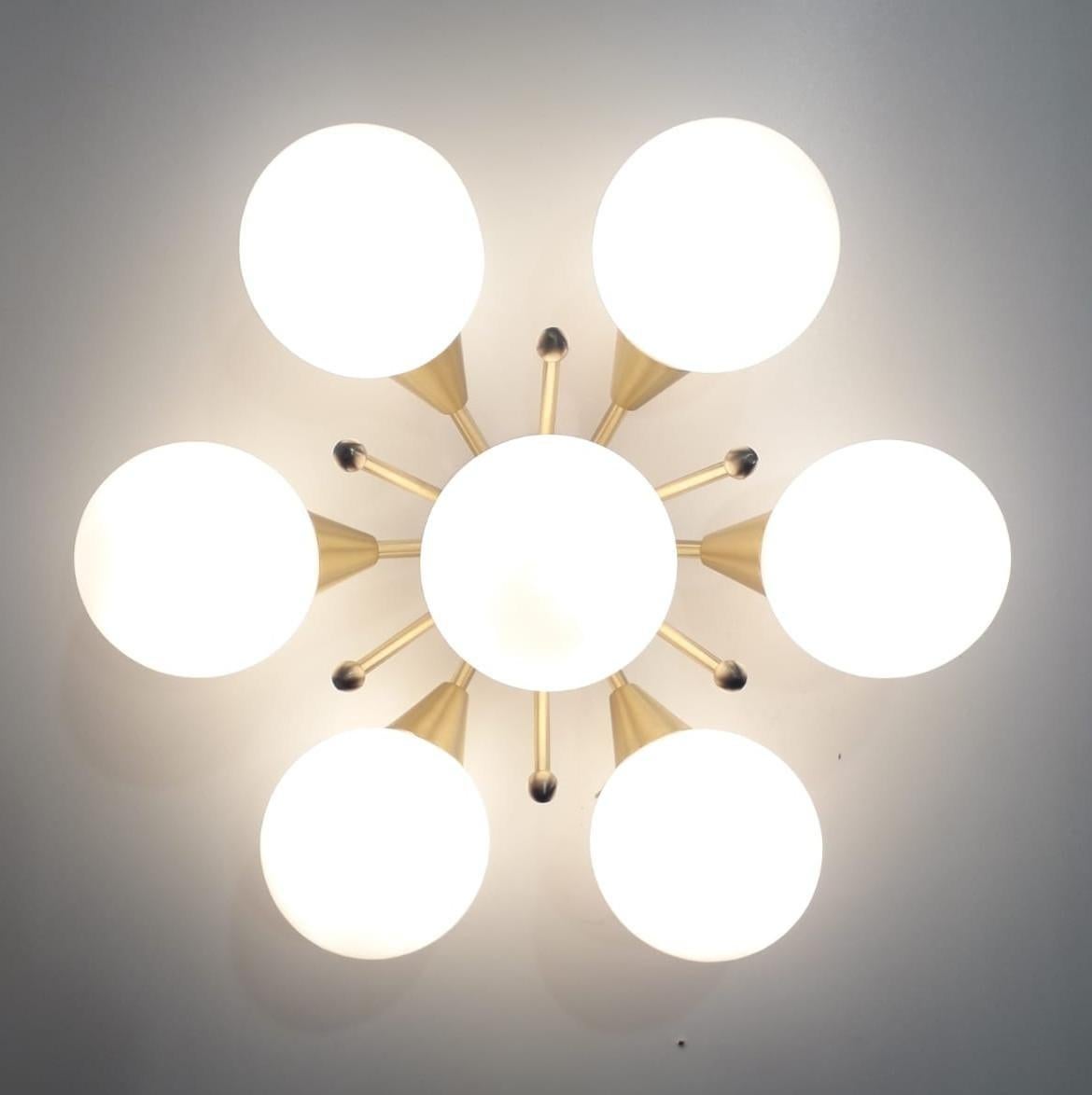 Empotrable italiano con globos de cristal de Murano montados en marco de latón macizo 
Diseñado por Fabio Bergomi / Fabricado en Italia 
7 luces / tipo E12 o E14 / máx. 40W cada una 
Diámetro: 24 pulgadas / Altura: 12 pulgadas 
Sólo pedido / Este