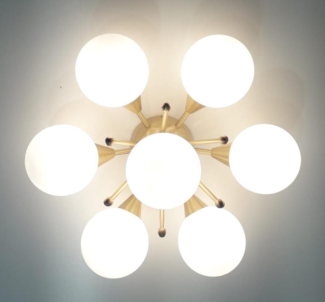 Empotrable italiano con globos de cristal de Murano montados en marco de latón macizo 
Diseñado por Fabio Bergomi / Fabricado en Italia 
7 luces / tipo E12 o E14 / máx. 40W cada una 
Diámetro: 24 pulgadas / Altura: 12 pulgadas 
Sólo pedido / Este