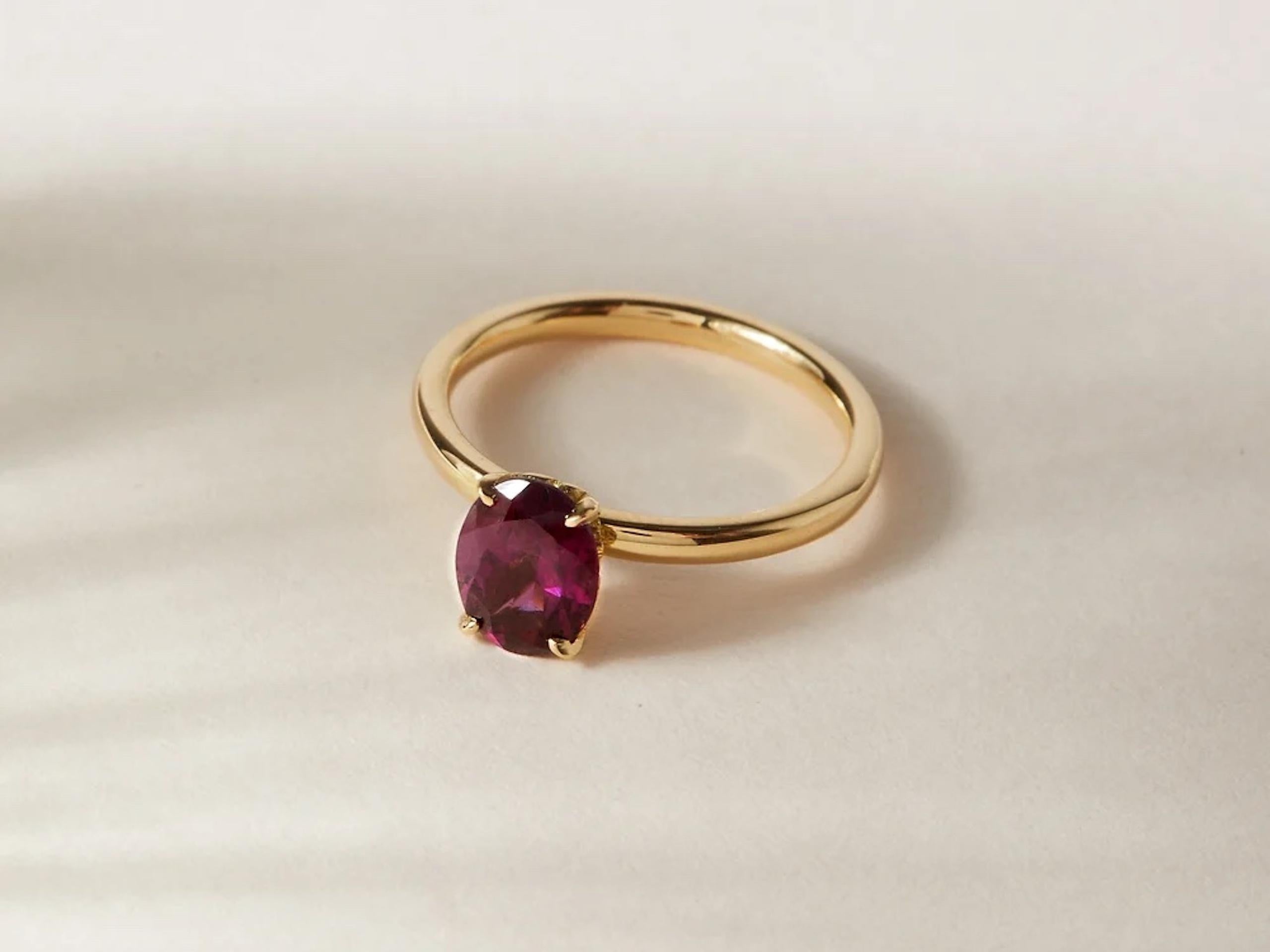 Oval Cut 'Daisy' Oval Garnet Engagement Ring in 18ct Yellow Gold For Sale