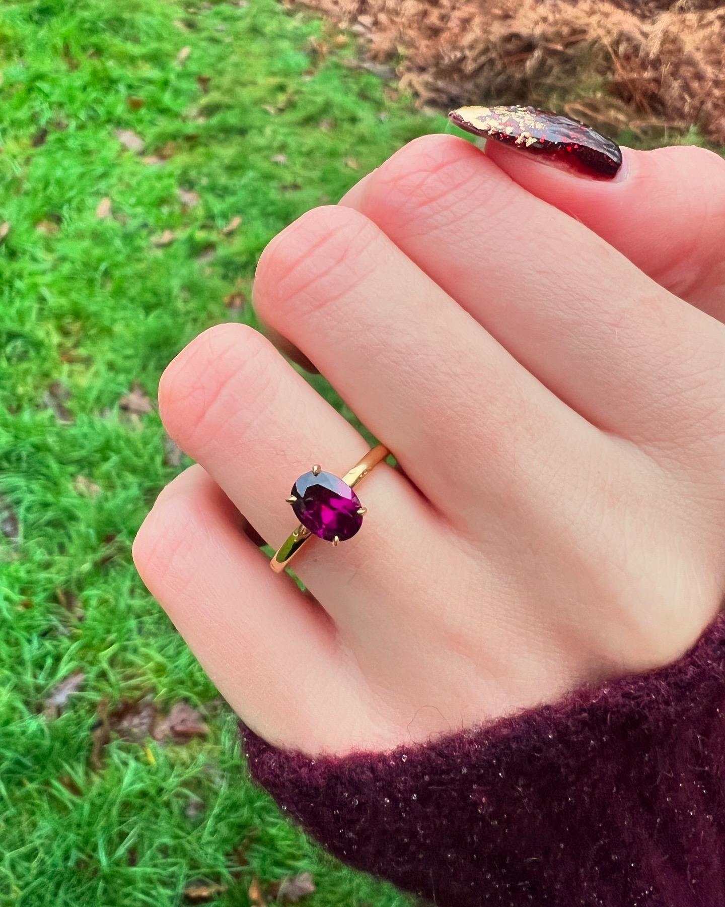 'Daisy' Oval Garnet Engagement Ring in 18ct Yellow Gold In New Condition For Sale In Oxted, GB