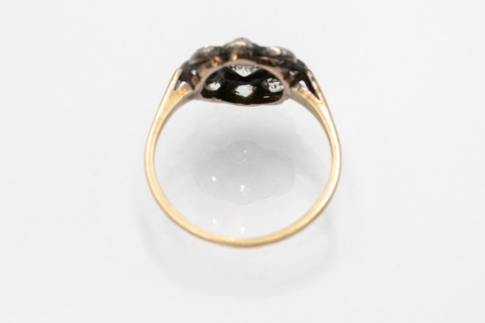 Anello a margherita in oro e argento con vecchi diamanti taglio brillante. In condizioni buone in vendita a Chorzów, PL