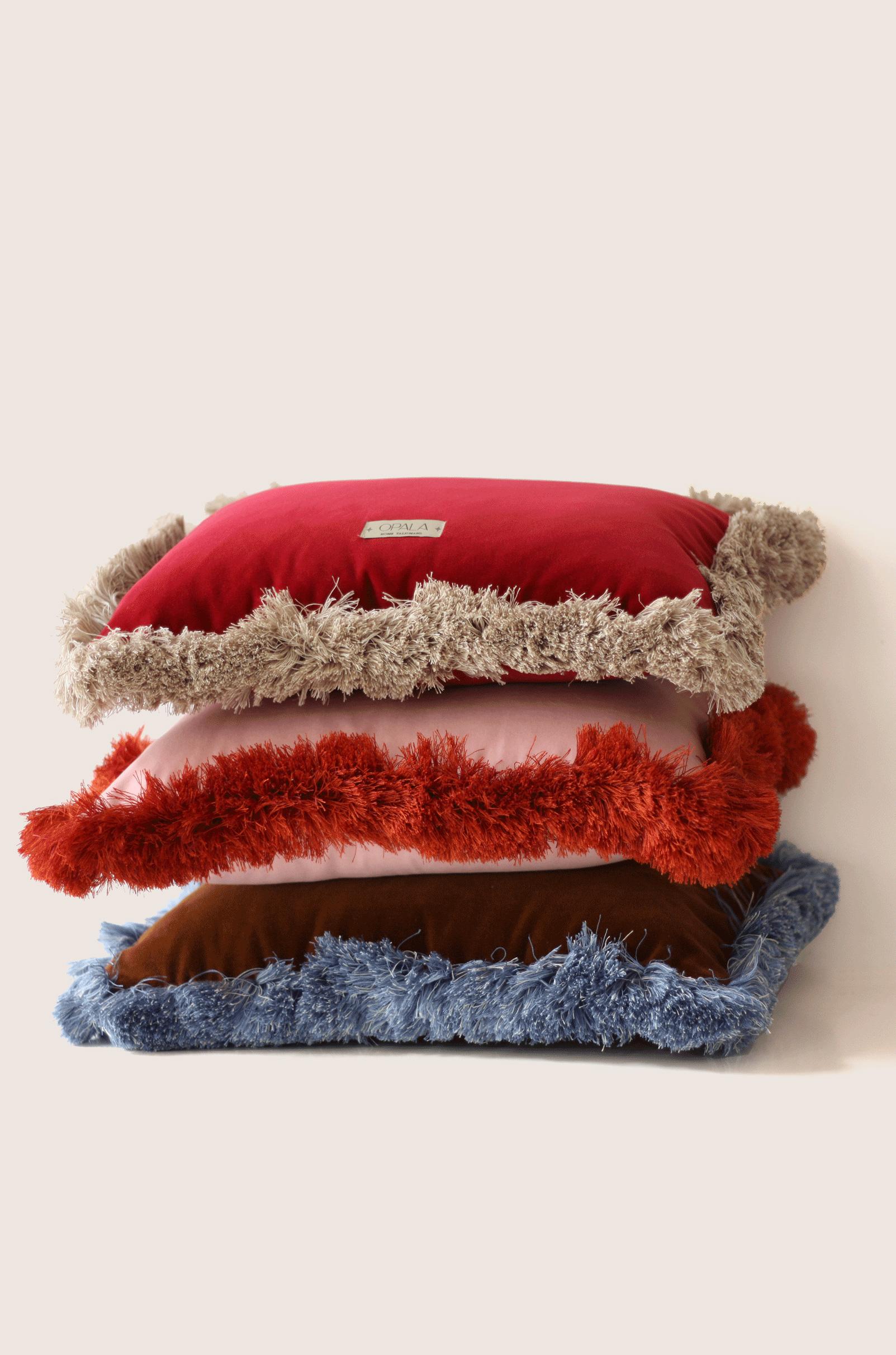 Moderne Coussin décoratif de luxe fait main Daisy II, franges bleues et velours marron en vente