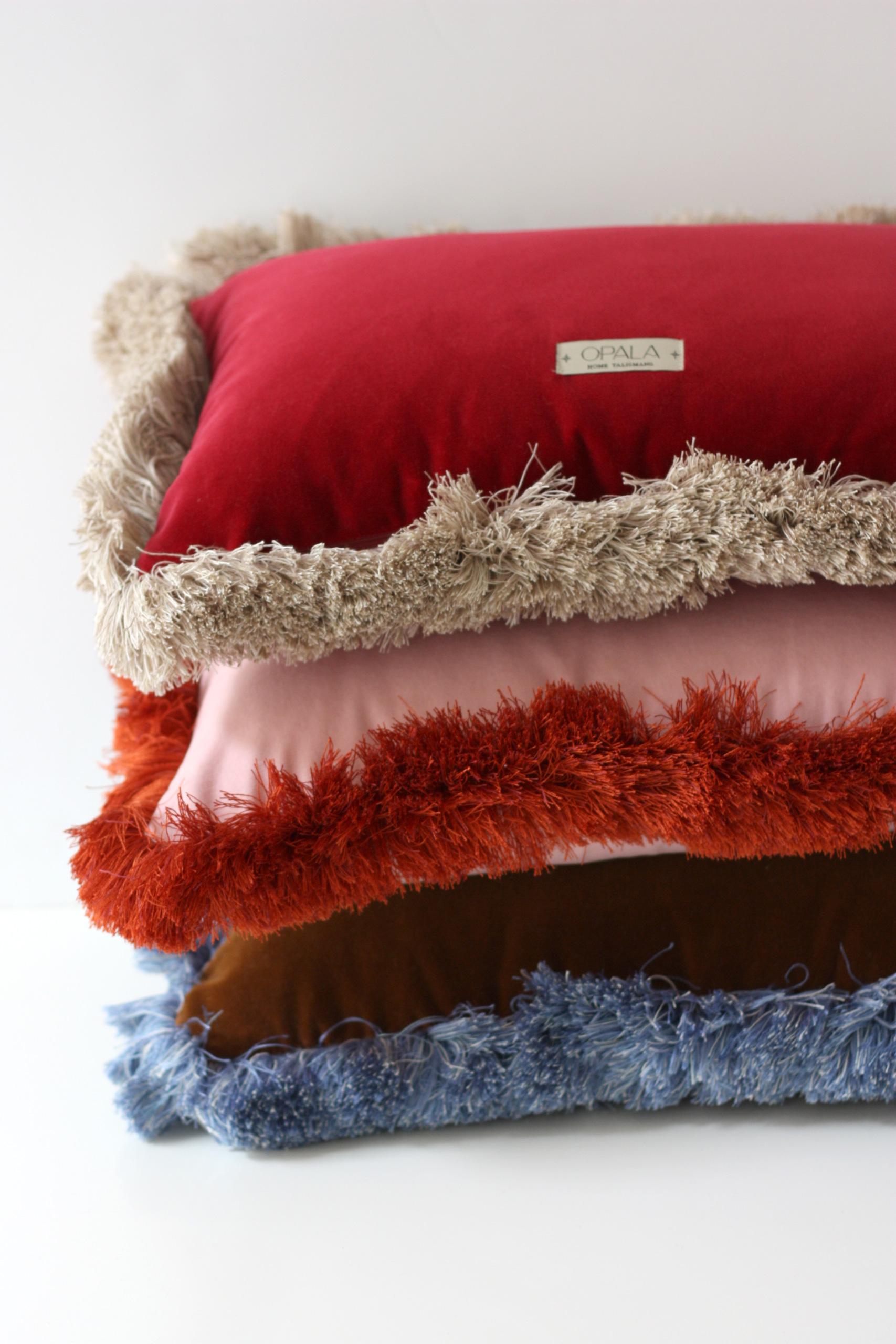 Patchwork Coussin décoratif de luxe fait main Daisy II, franges bleues et velours marron en vente