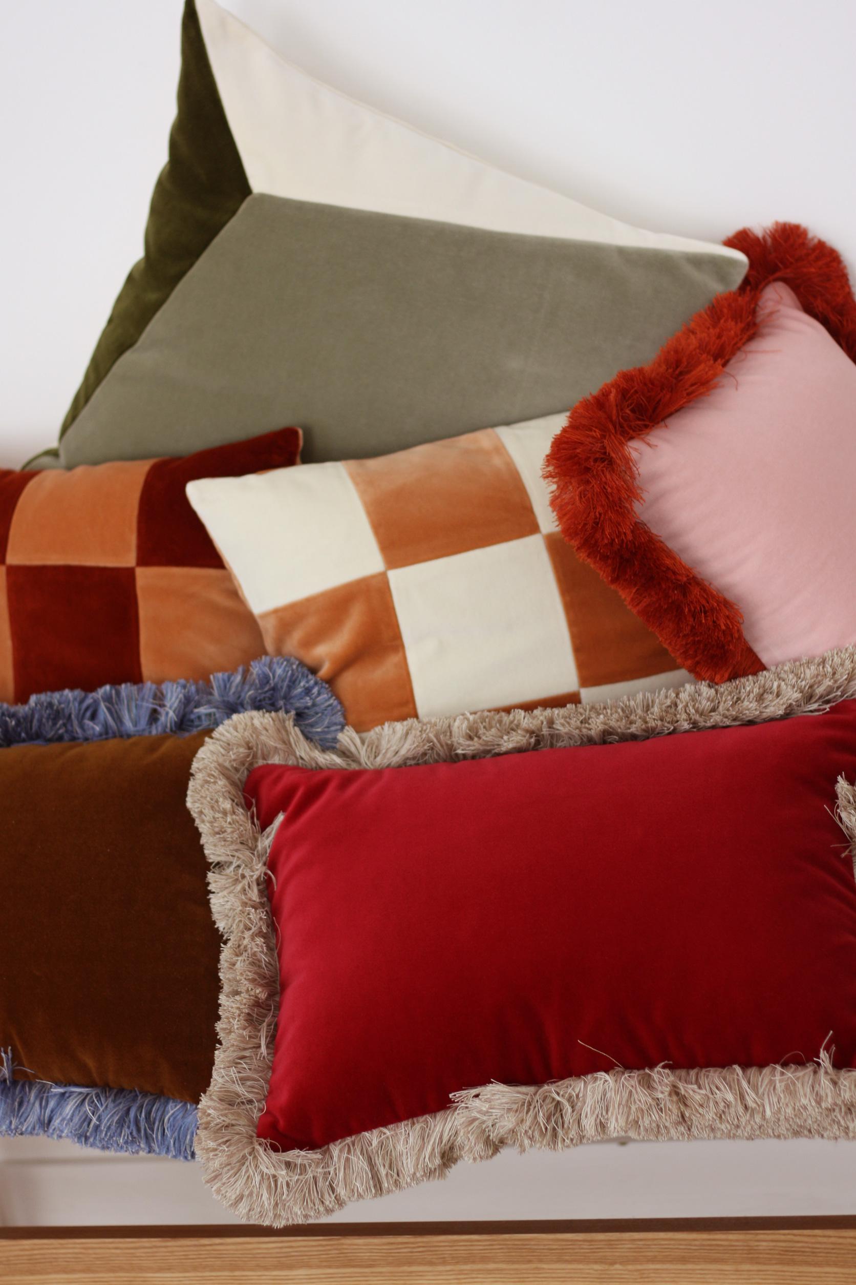 Cuscino decorativo Daisy II con frange di mattoni e velluto rosa Deluxe fatto a mano In condizioni Nuovo in vendita a Viseu, PT