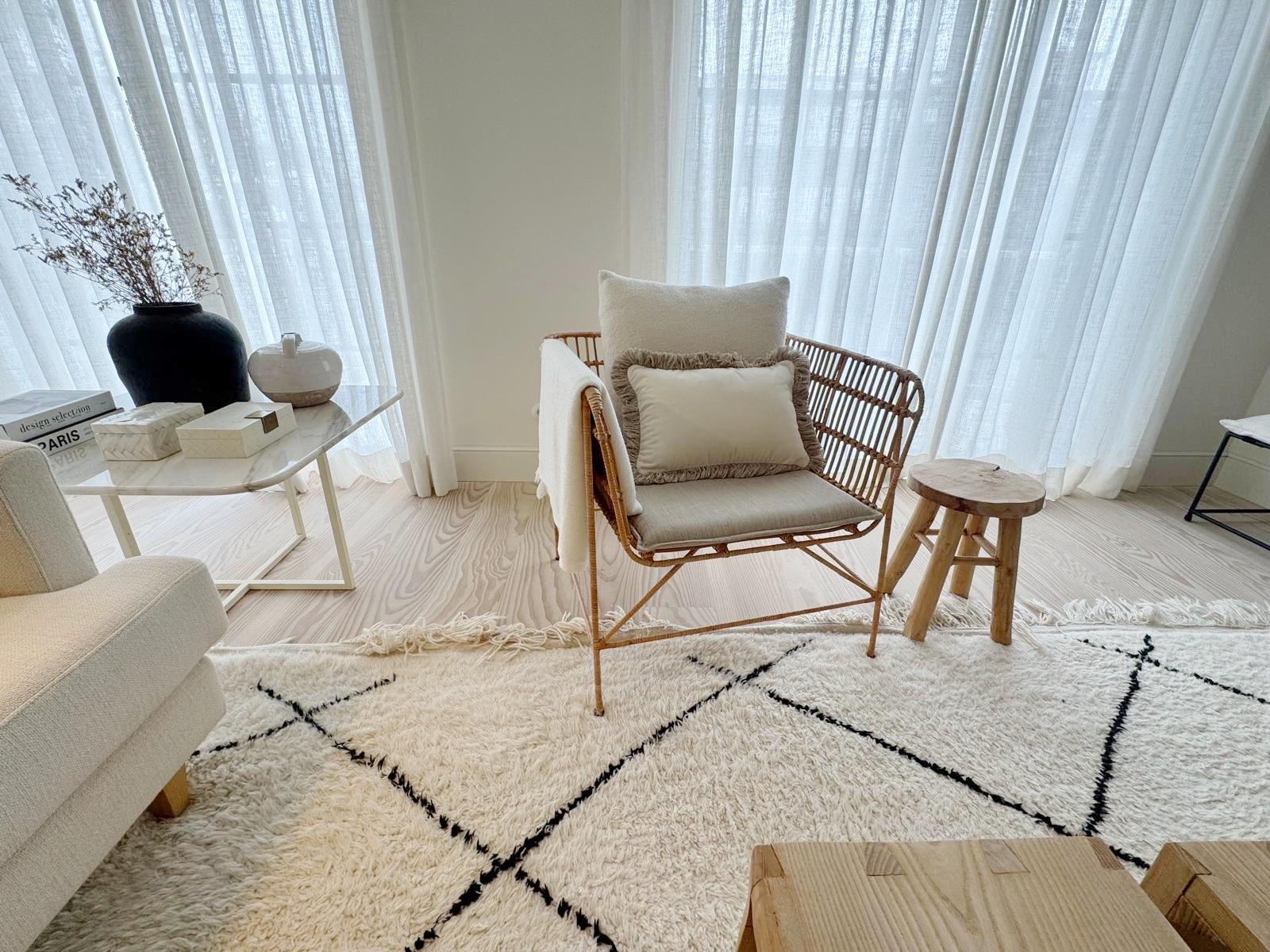 XXIe siècle et contemporain Daisy II frange brique et velours blanc Deluxe Coussin décoratif fait main en vente