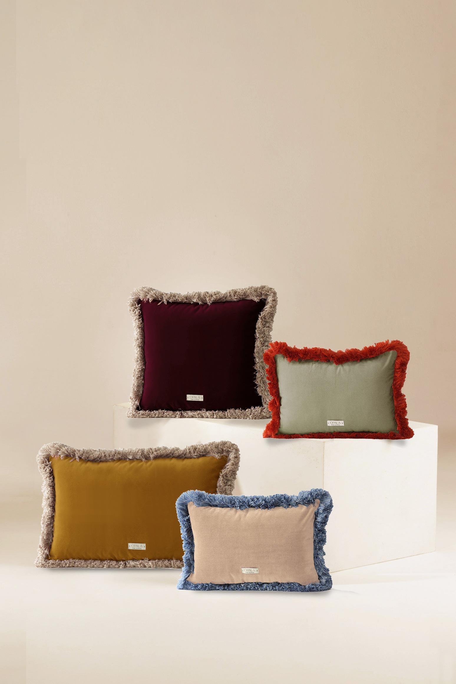 Inspiriert von der Anziehungskraft von Kristallen, Edelsteinen und Schmucksteinen, wird dieses luxuriöse Samtkissen Schönheit, positive Energien und Komfort in Ihren Wohnräumen verbreiten: wie ein wahrer Talisman für Ihr Zuhause.

Jedes Kissen wird