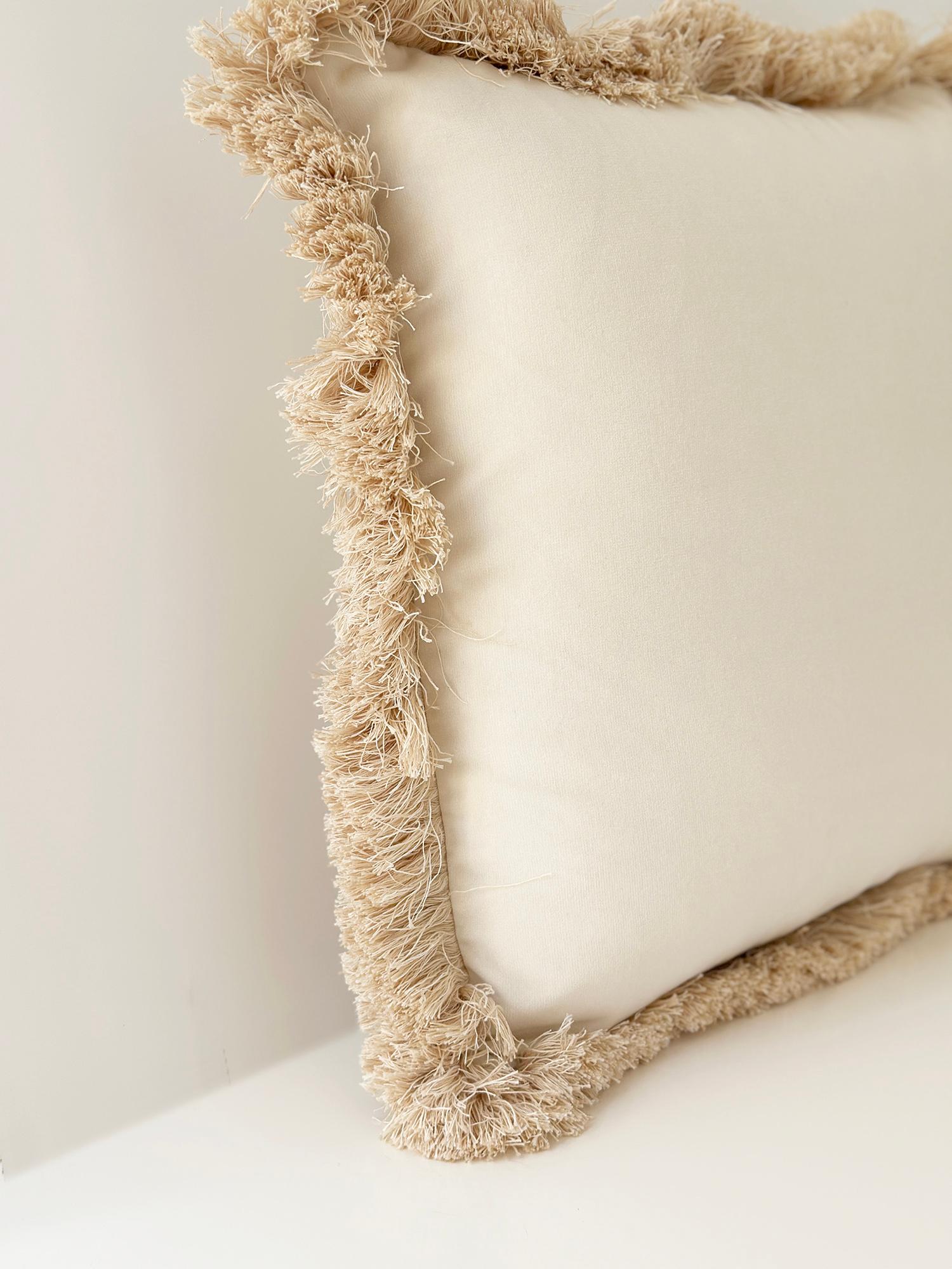 Moderno DAISY Ivory White - Set di 2 cuscini in velluto deluxe con frange fatti a mano in vendita
