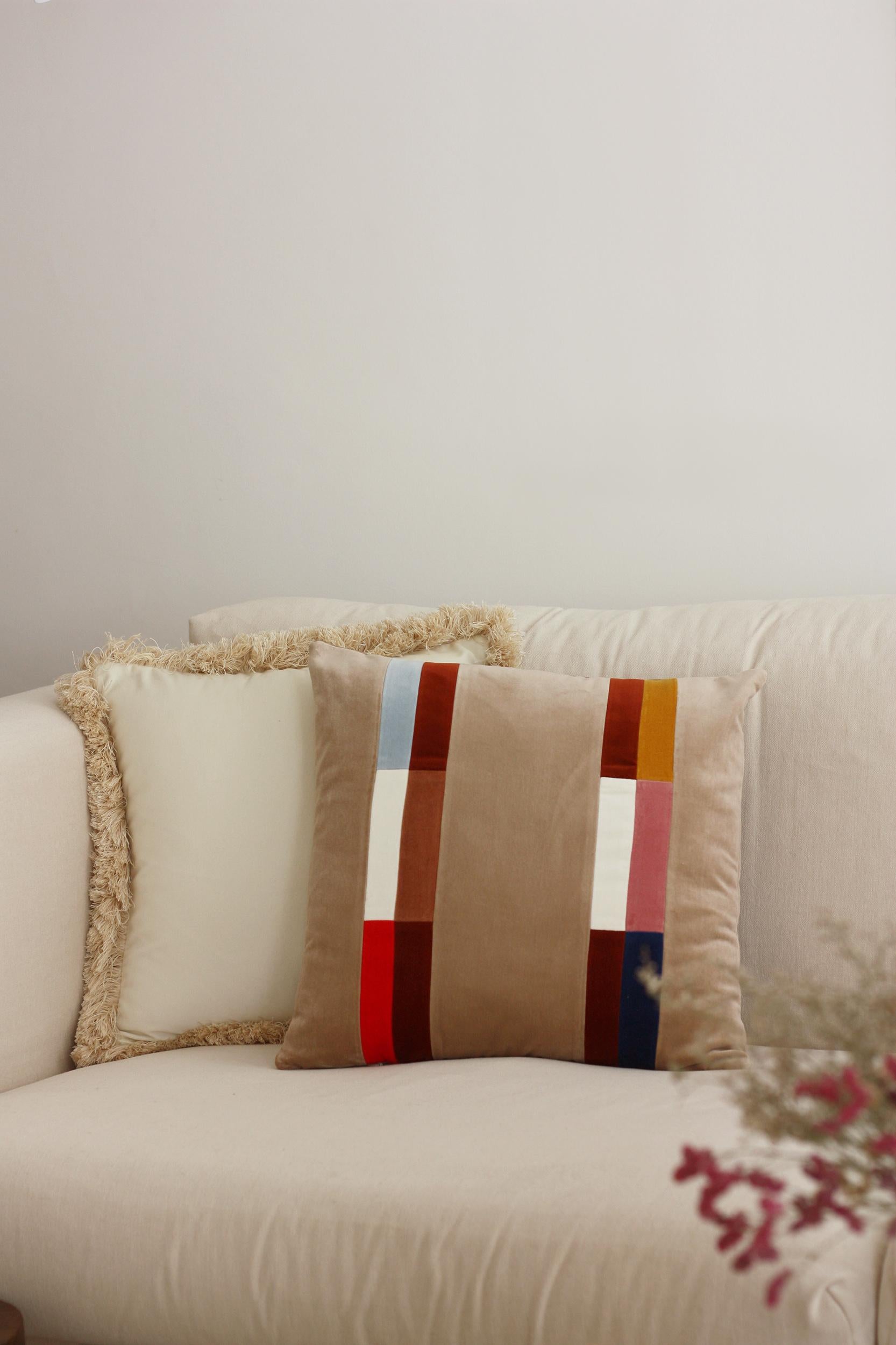 Ces coussins décoratifs blanc ivoire sont produits de manière éthique par une petite entreprise familiale, fabriqués à la main par des artisans portugais qualifiés avec du velours de coton de première qualité. 
Chaque pièce est unique et réalisée