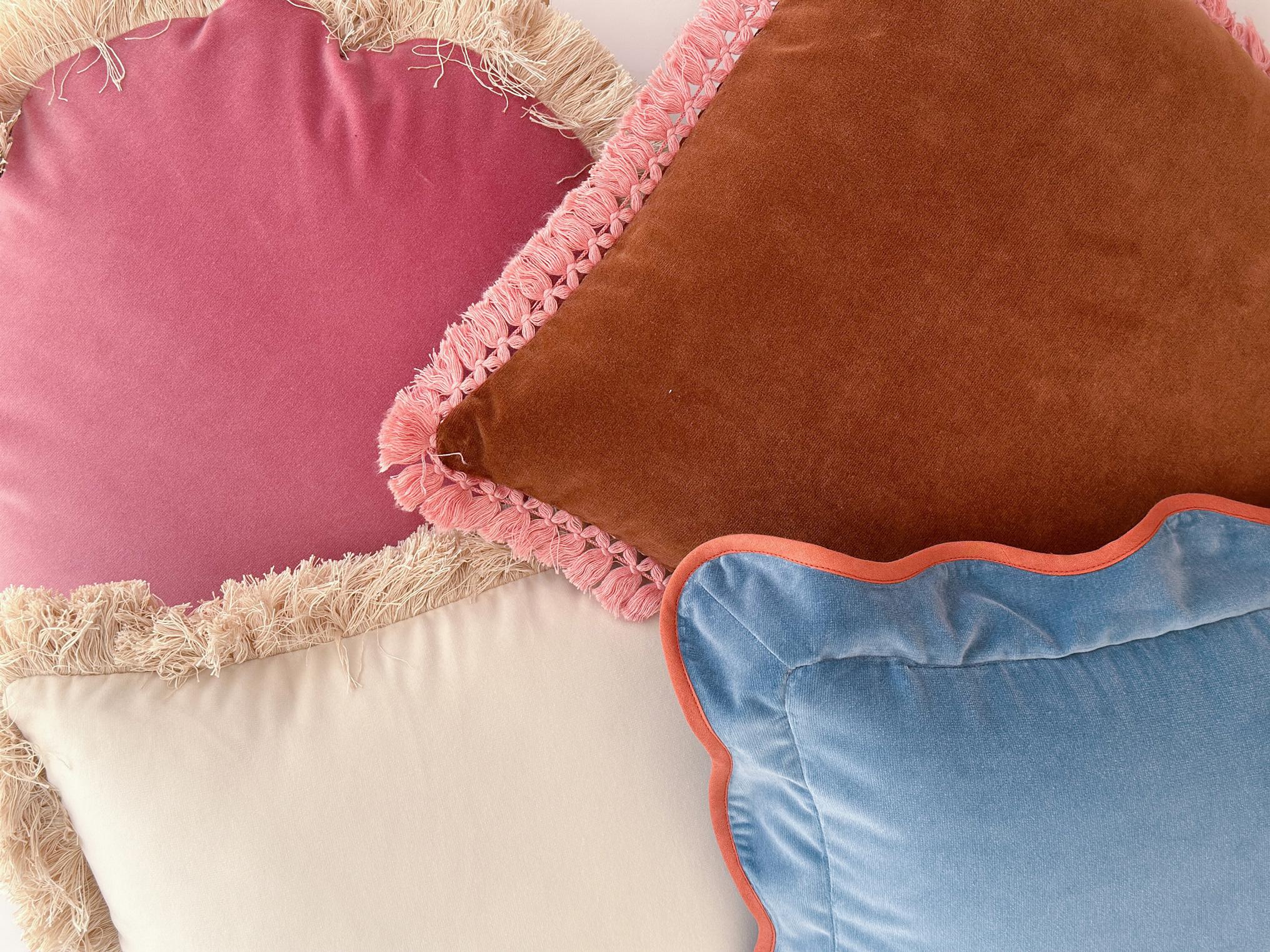 Moderne Ensemble de 2 oreillers décoratifs en velours de luxe faits à la main avec frange longue de Daisy en vente