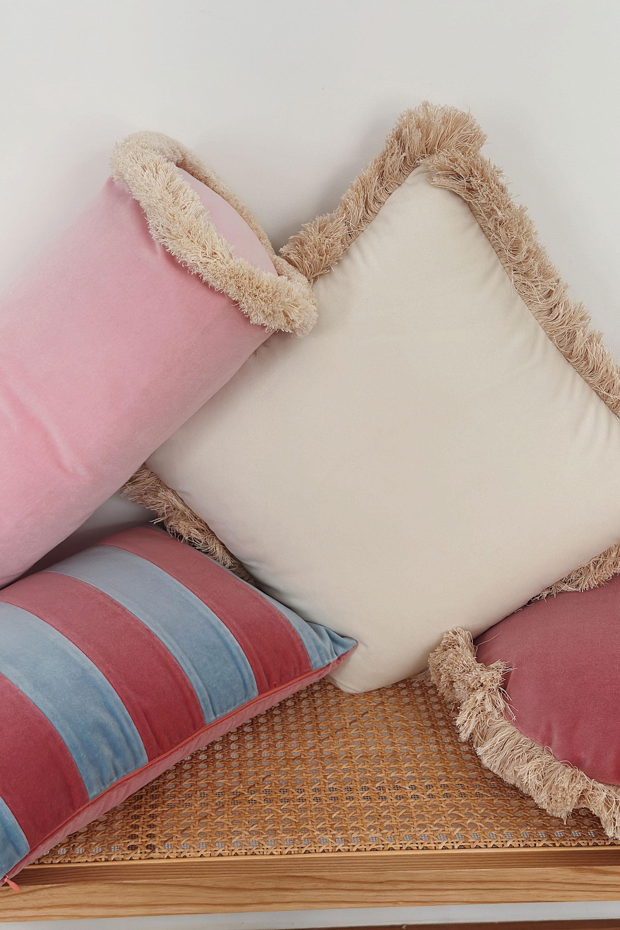 Patchwork Ensemble de 2 oreillers décoratifs en velours de luxe faits à la main avec frange longue de Daisy en vente