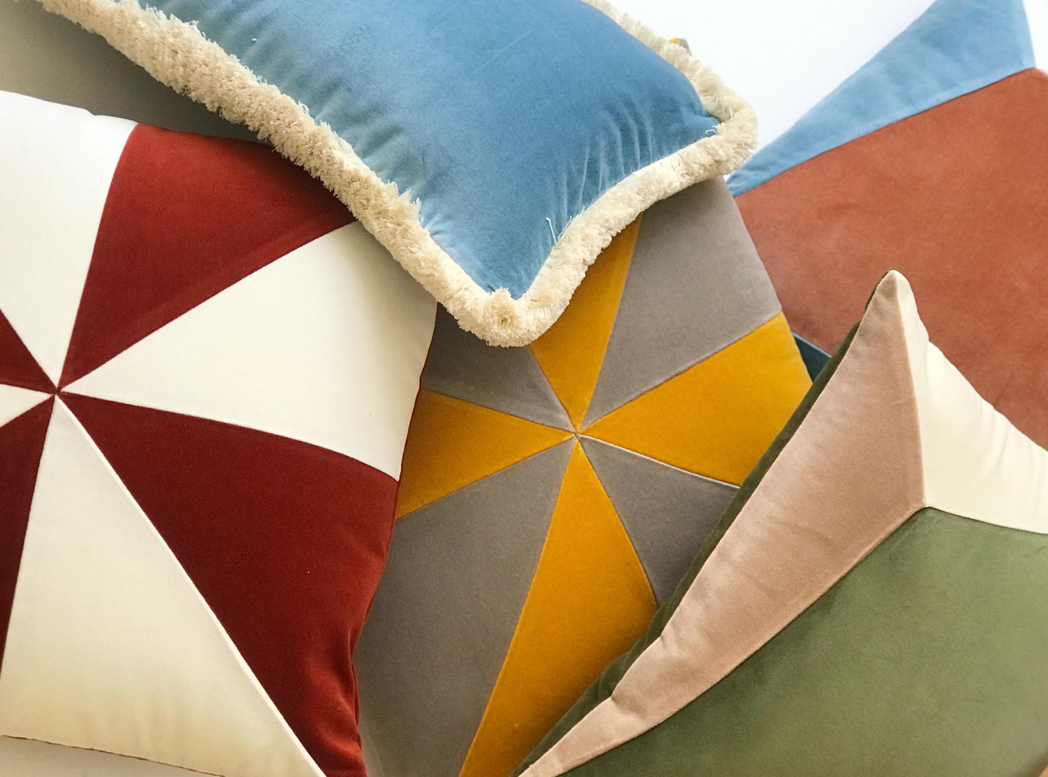 Ensemble de 2 oreillers décoratifs en velours de luxe faits à la main avec frange longue de Daisy Neuf - En vente à Viseu, PT