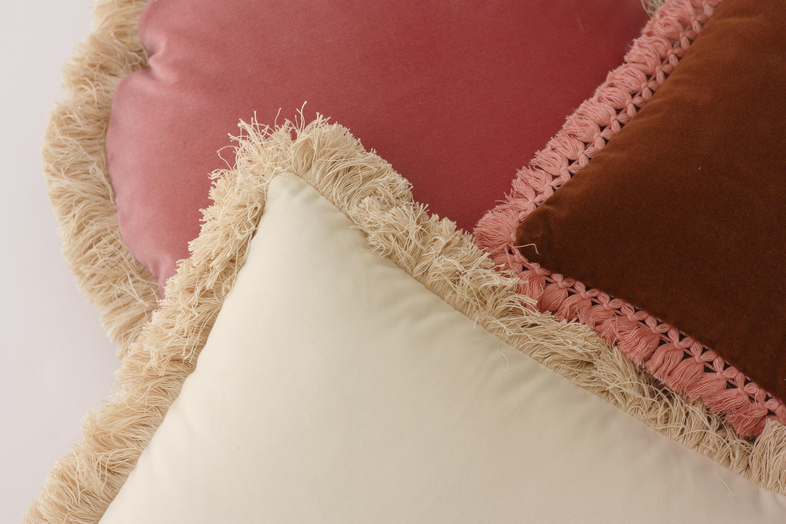XXIe siècle et contemporain Ensemble de 2 oreillers décoratifs en velours de luxe faits à la main avec frange longue de Daisy en vente