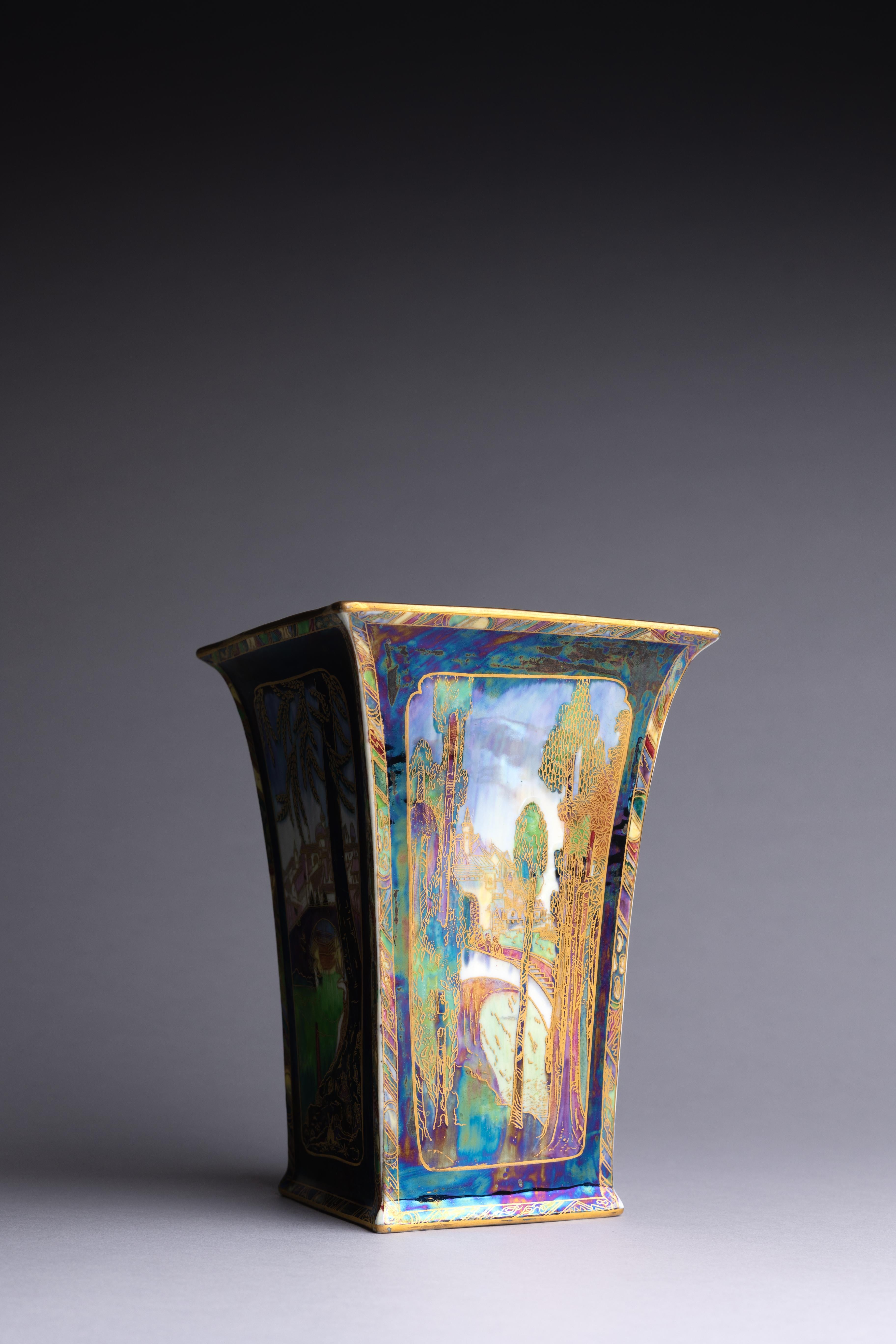 Un vaso a lustro Wedgwood Fairyland Lustre disegnato da Daisy Makeig-Jones nel 1920 circa e decorato con il motivo 