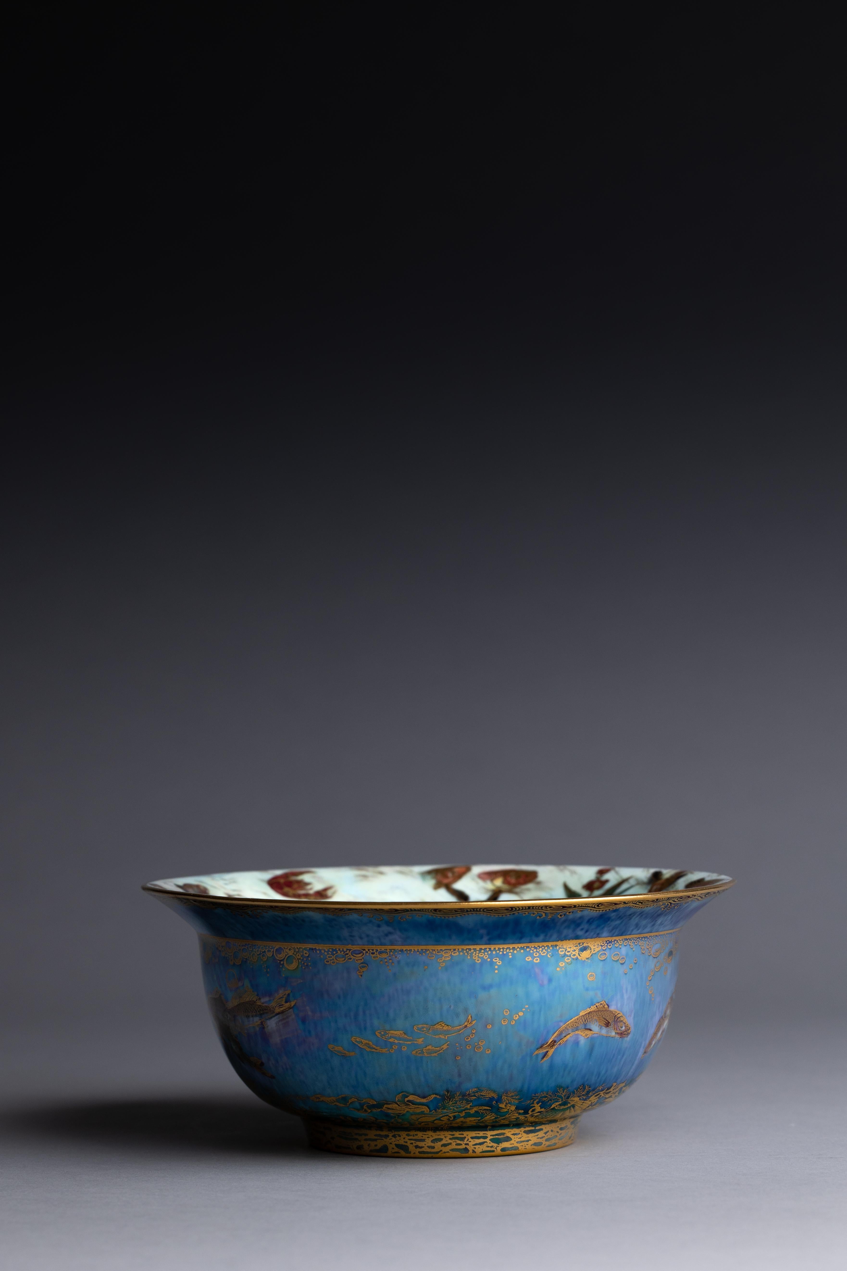 Bol à poisson bleu lustré Daisy Makeig-Jones Wedgwood Excellent état - En vente à Fort Lauderdale, FL