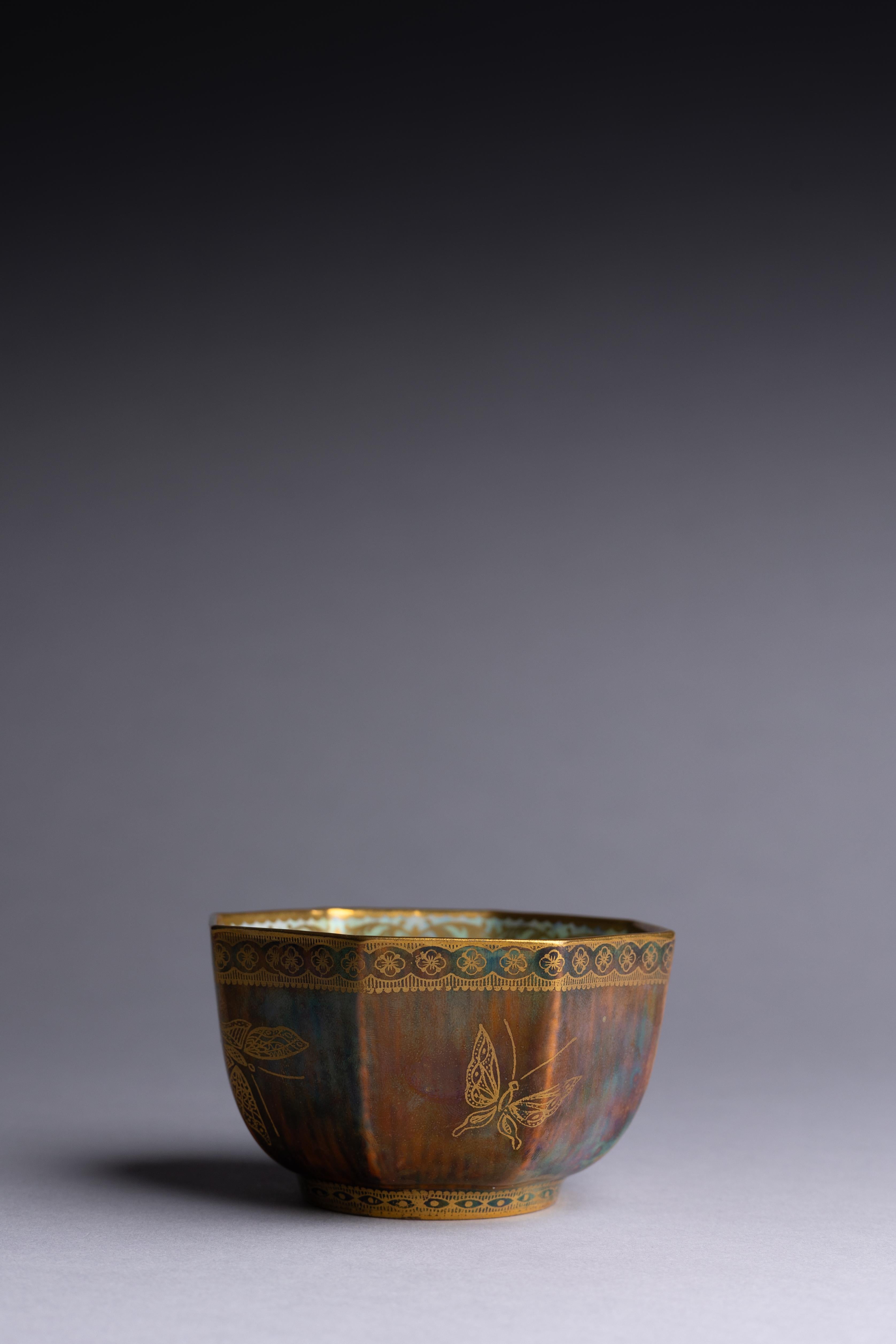 Kleine braune Wedgwood-Lüsterschale mit vergoldeten Schmetterlingen, entworfen von Daisy Makeig-Jones um 1915. 

Zart vergoldete Schmetterlinge schmücken das Äußere dieser Schale auf einer einzigartigen braunen Glasur. Diese atemberaubende braune