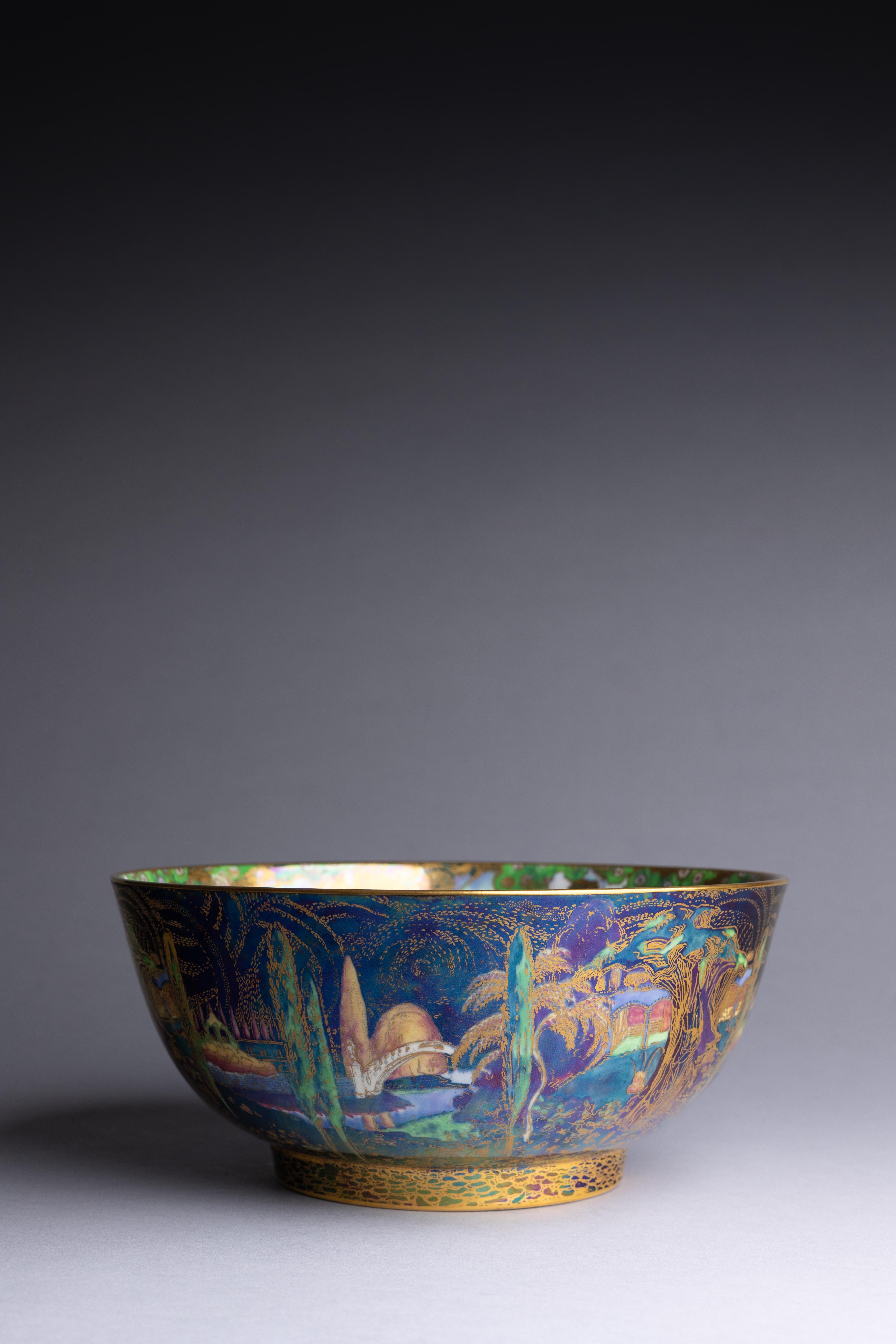 Un bol Daisy Makeig-Jones Fairyland Lustre, fabriqué vers 1925, présentant le motif Poplar Trees à l'extérieur et le motif Woodland Bridge à l'intérieur.

Daisy Makeig-Jones est peut-être plus connue pour ses articles Fairyland Lustre, des pièces