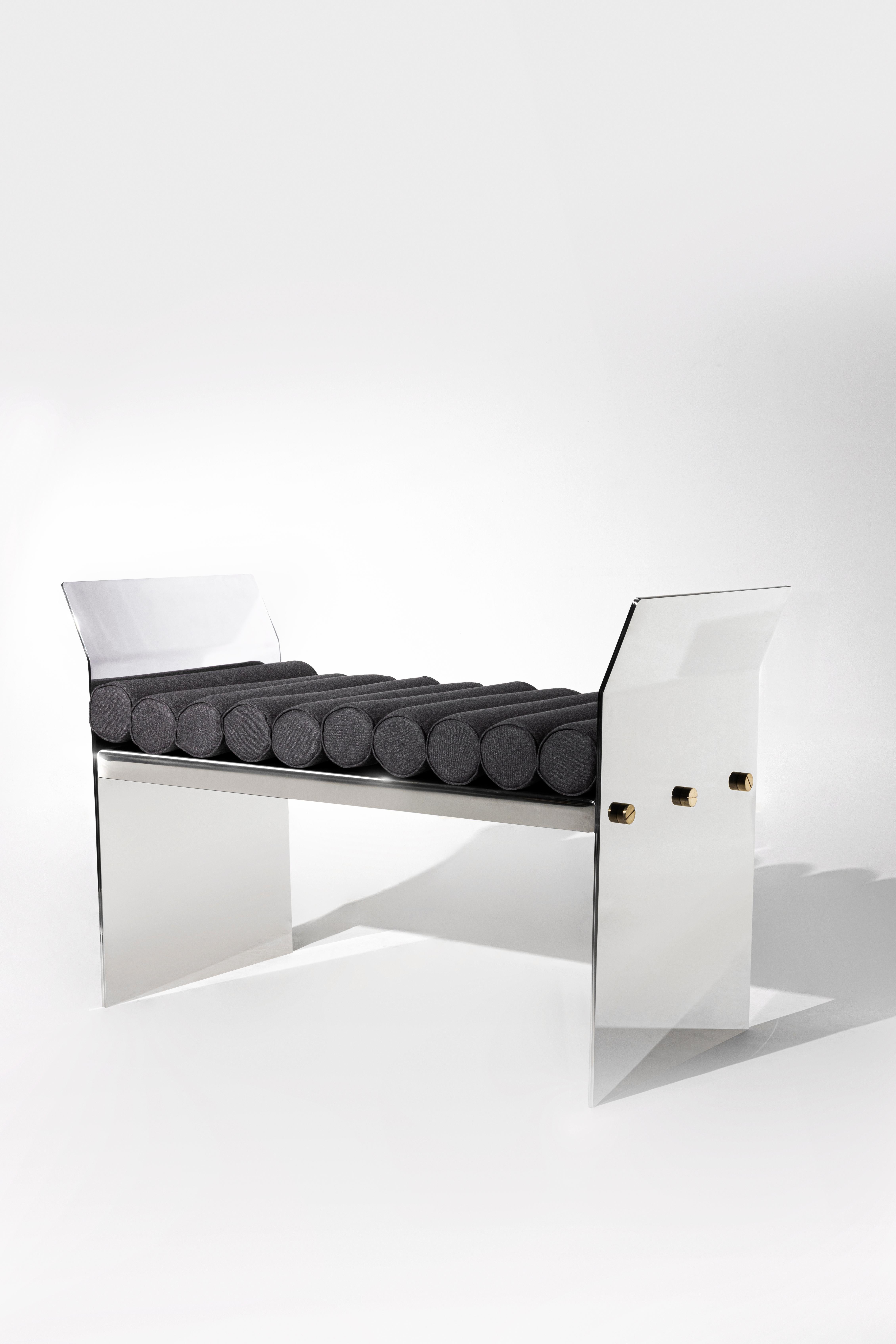 La collezione Riflessi è un progetto di stile firmato da Pepita Design, in cui soggetto e oggetto si fondono in un gioco dualistico di riflessi, percezioni e relazioni visive. L’arredo diventa parte integrante dell’esperienza abitativa, interagendo