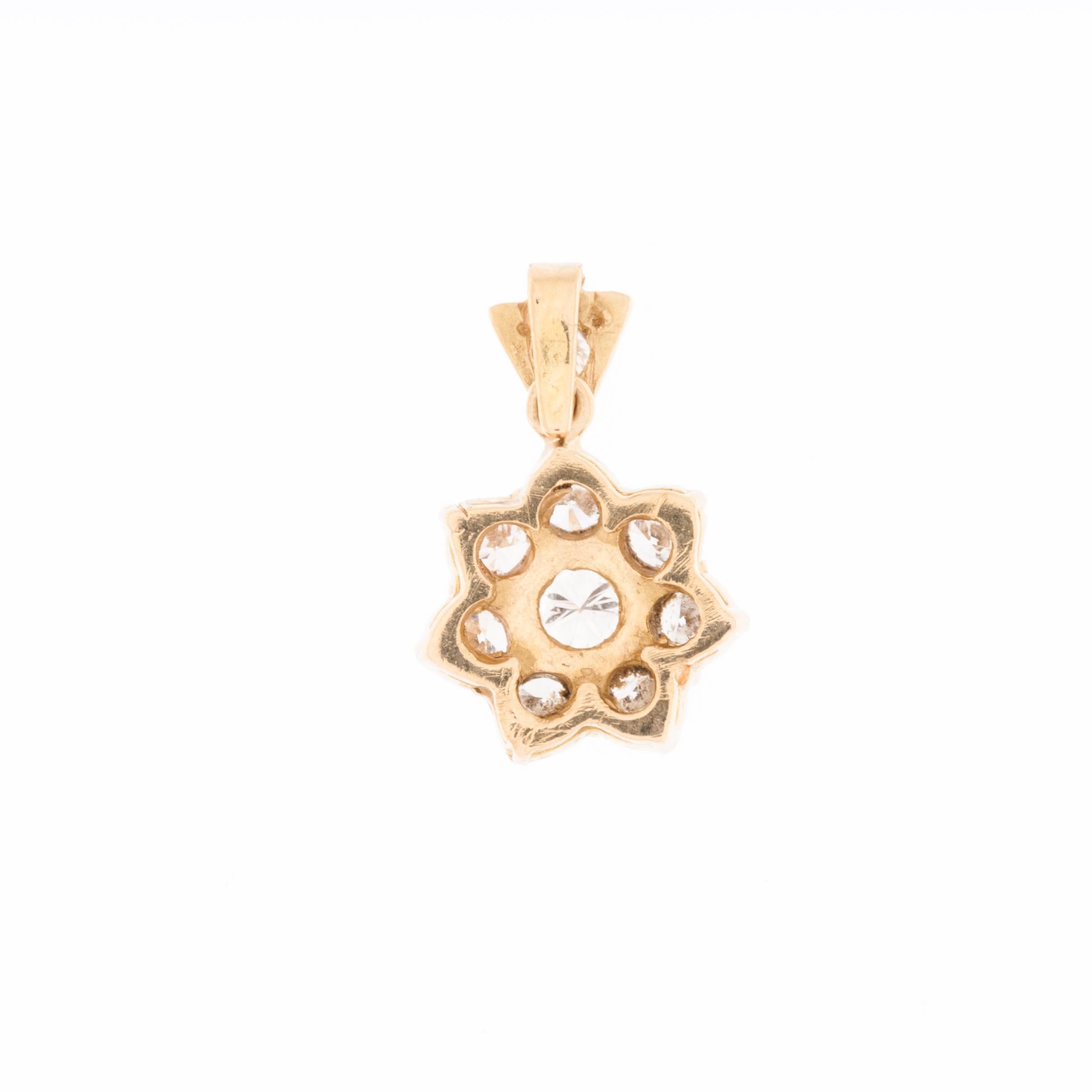 Artisan HRD Certified Daisy Pendant Yellow Gold with Diamonds For Sale