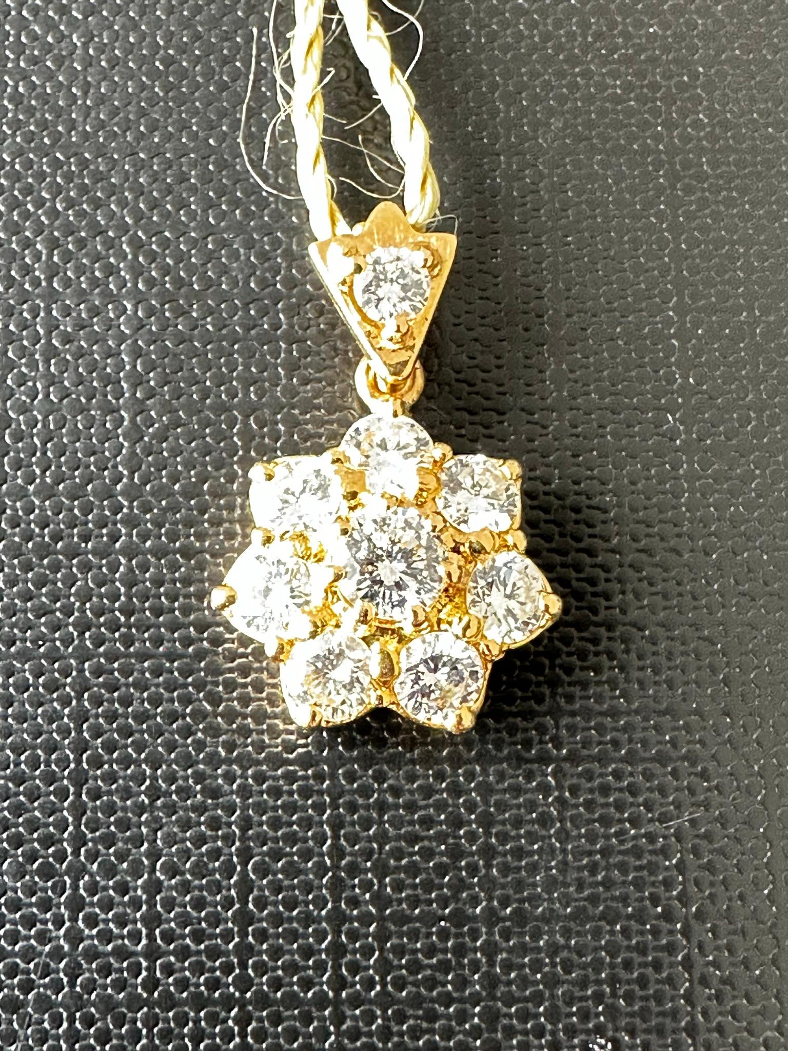 Women's or Men's HRD Certified Daisy Pendant Yellow Gold with Diamonds For Sale