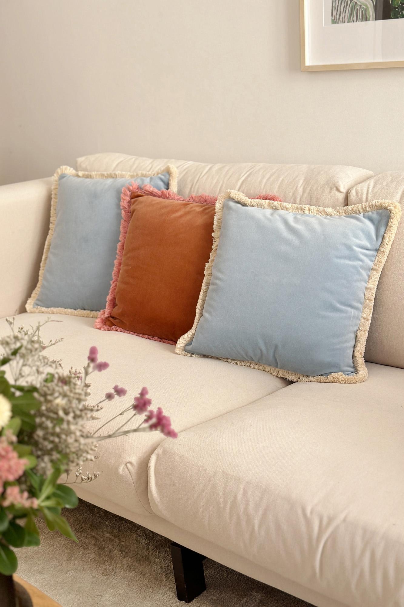 Daisy Pink Velvet Deluxe Fringe Dekoratives Kissen (Baumwolle) im Angebot