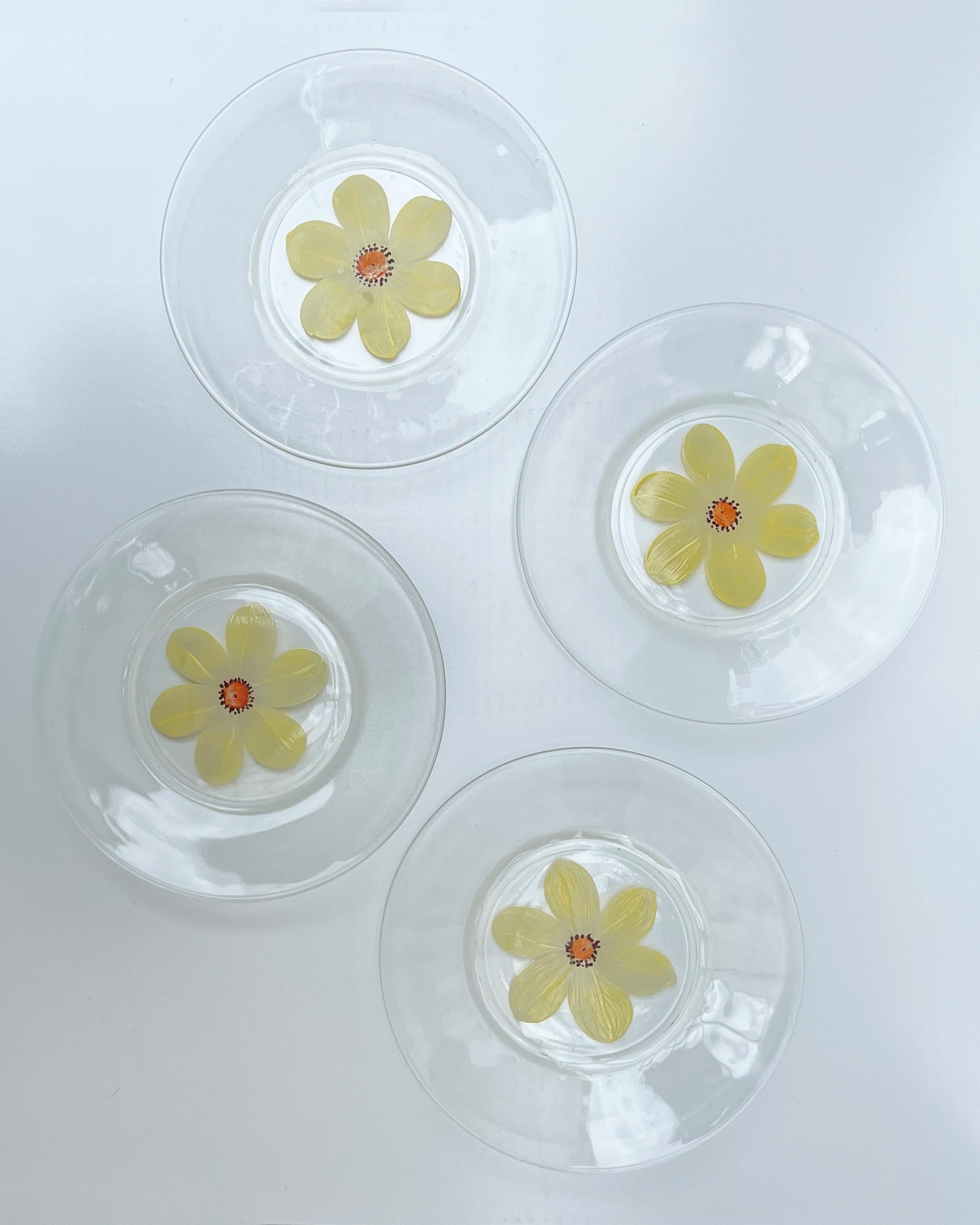Daisy Plates In Good Condition For Sale In Los Angeles, CA