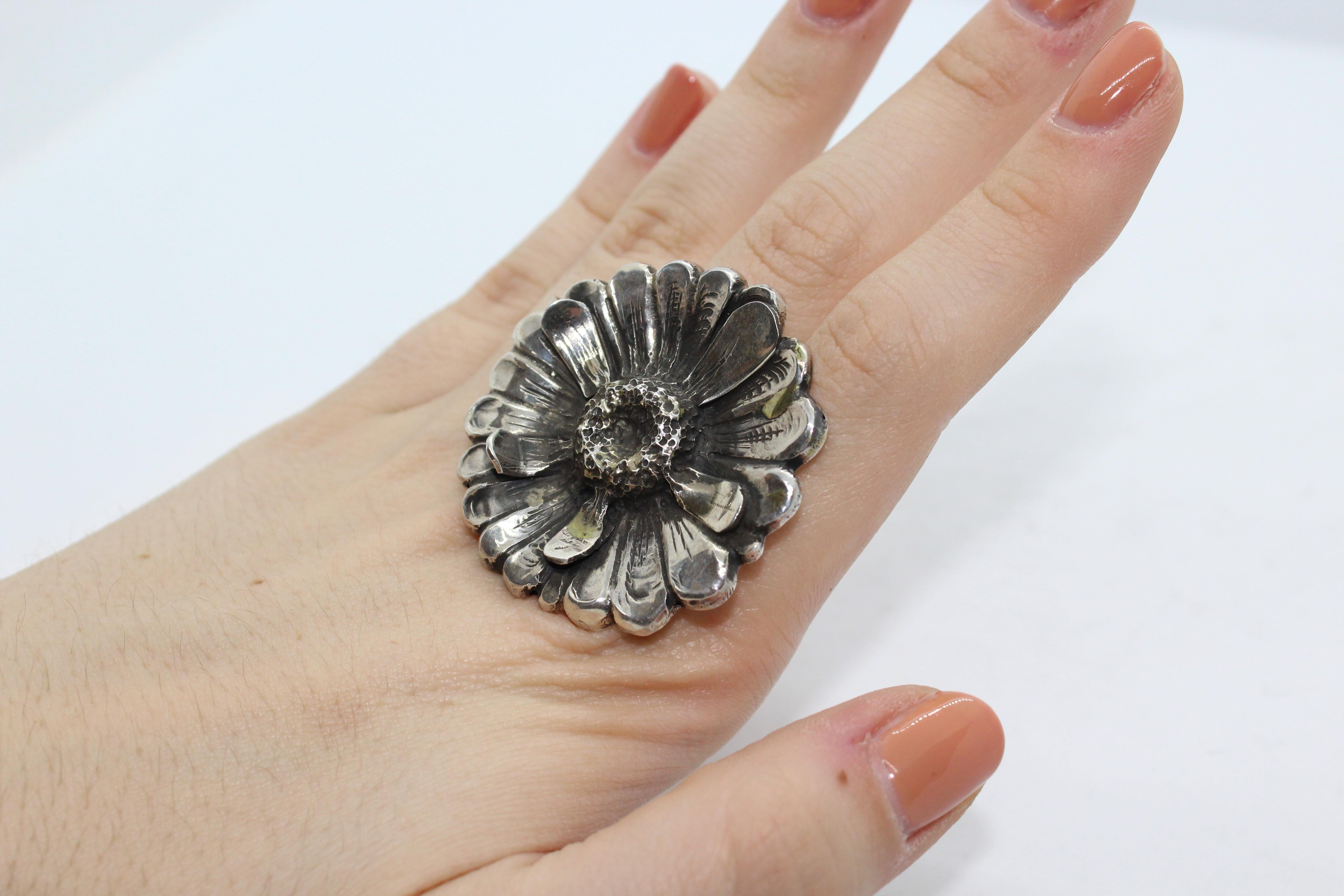 The Daisy ring is part of our jewelry collection. All our sterling silver pieces of jewelry are handmade: it means that none is like the other. As a matter of fact, our aim is to create unique products with a high artistic value. Indeed, all