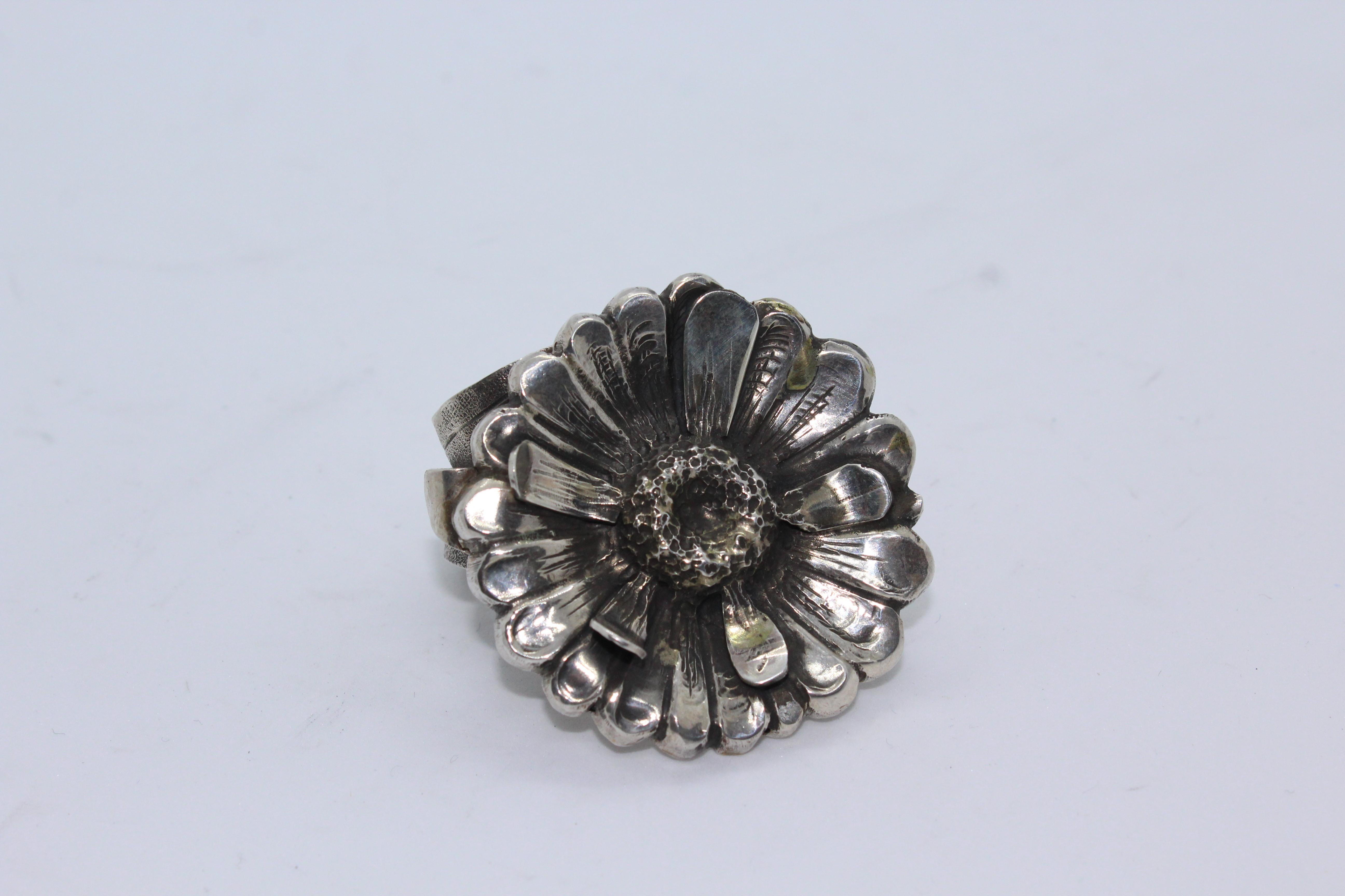 Modern Daisy Ring Sterling Silver, Handcrafted, Italy For Sale
