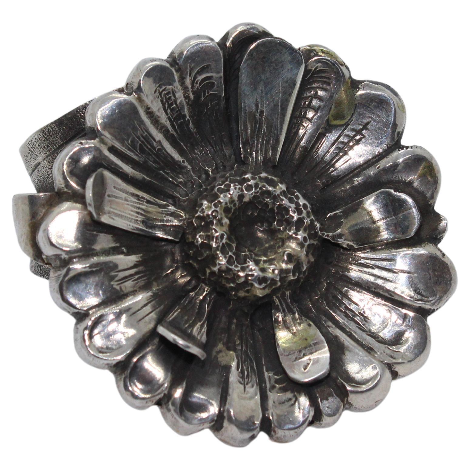 Daisy Ring Sterling Silver, Handcrafted, Italy For Sale