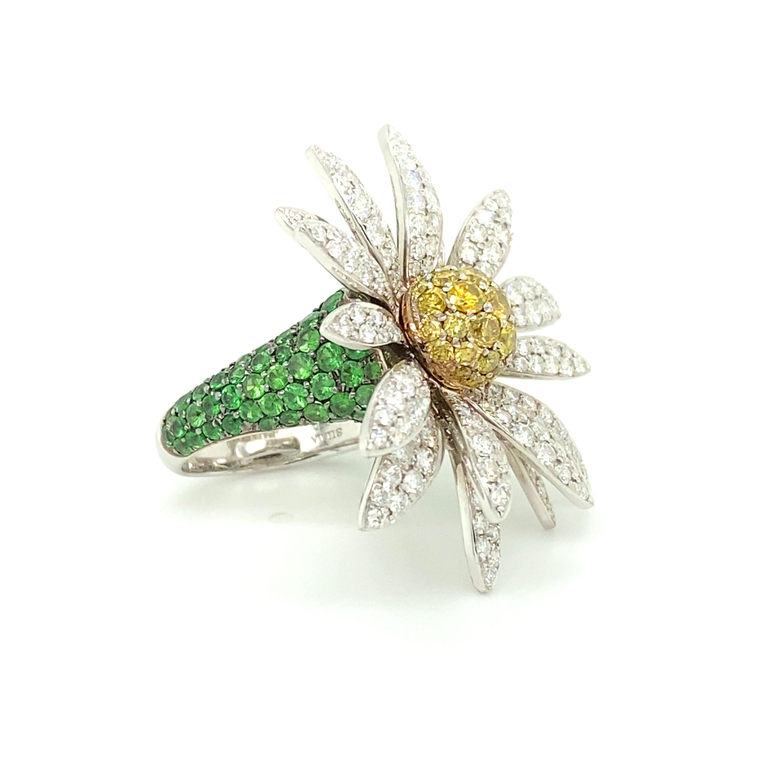 Daisy Ring with Diamonds and Tsavorites in 18 Karat White Gold by SILLAM 1835 In Excellent Condition In Lucerne, CH