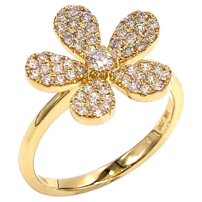 Daisy Ring with Diamonds in 18k Yellow Gold For Sale at 1stDibs