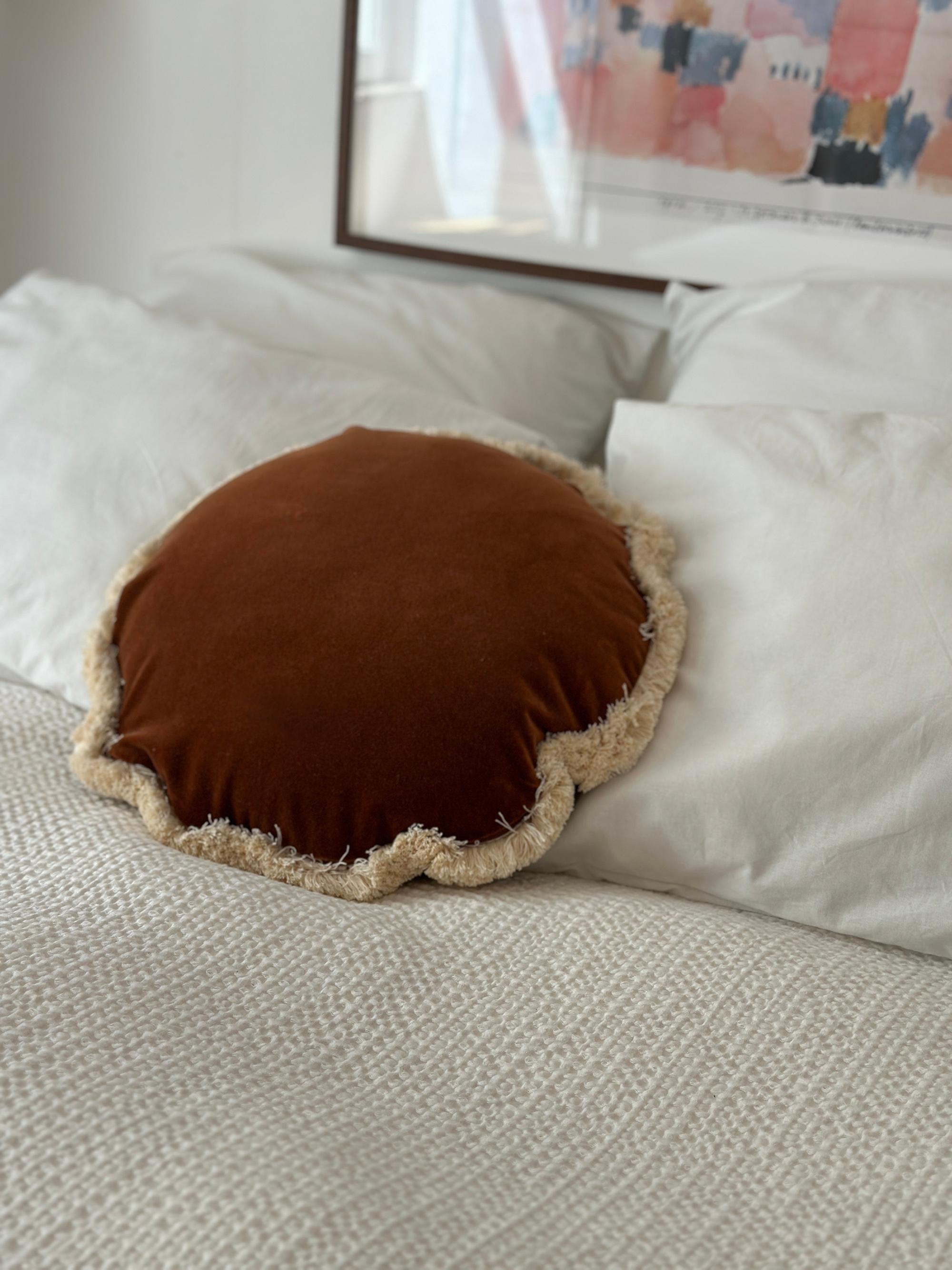 Moderno Cuscino decorativo Daisy Round Blue Velvet Deluxe realizzato a mano in vendita